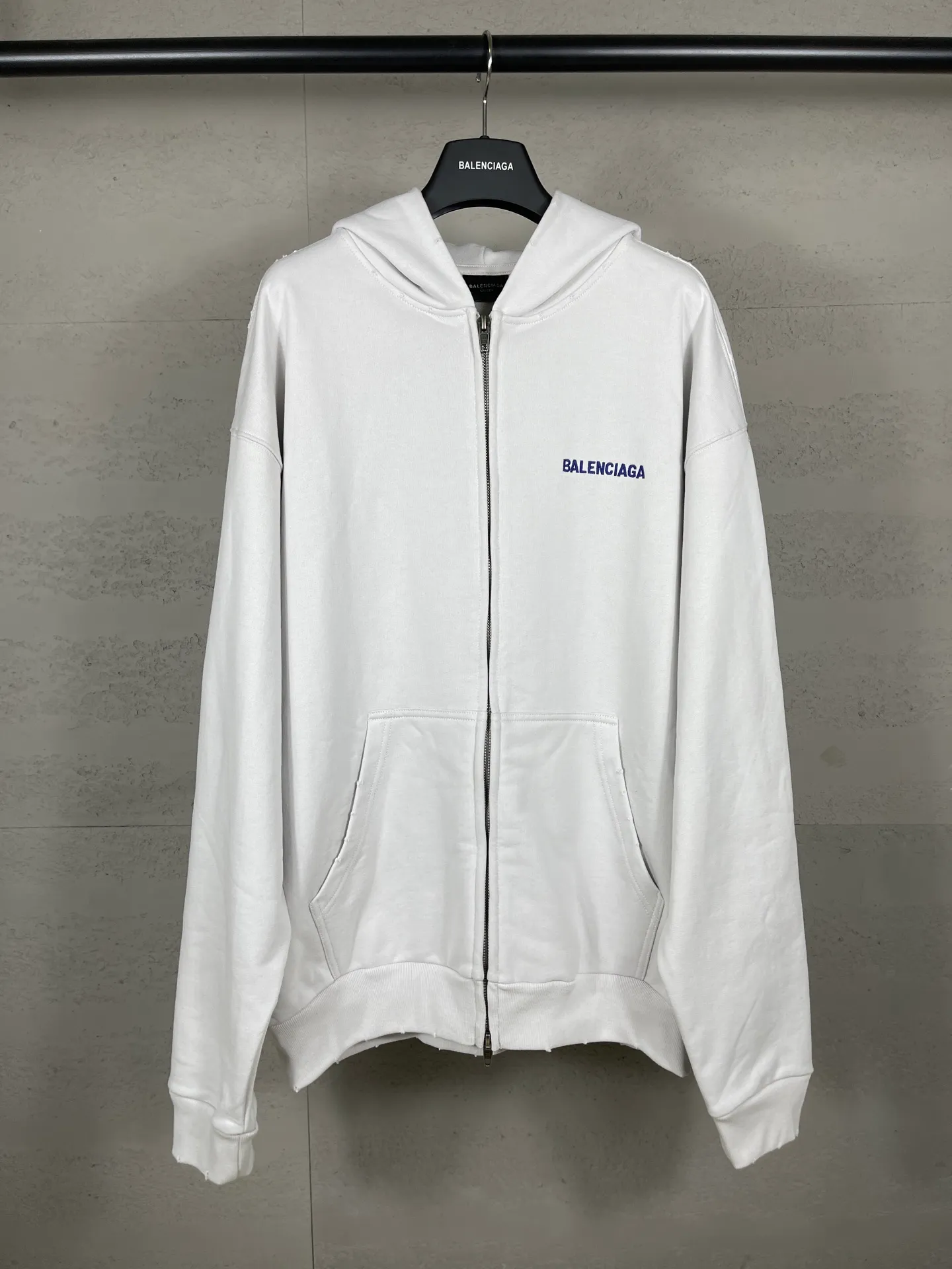🅿️360 real shots [Top version. Official website quality] BALENCI*G*/25 new autumn and winter style. Washed and distressed hooded zipper cardigan sweatshirt with Paris LOGO embroidered on the front and back. Garments are washed and aged. SS25 latest model. Research and development at the first time, different market currencies. Comparisons welcome. The fabric is made of Paris ZP custom-woven and dyed cotton sweatshirt. Weighing 460 grams, the cloth surface is clean. The cloth pattern is clear, soft and comfortable. The threads are dyed with no color difference. The embroidery is done with embroidery machines imported from Tajima, and the garments are washed and worn to make them look old. Jubie market currency. Welcome to compare. The version adopts OS loose shoulder design. Same style for men and women. Code: BL259936 Color: black, off-white Size: XS S M L