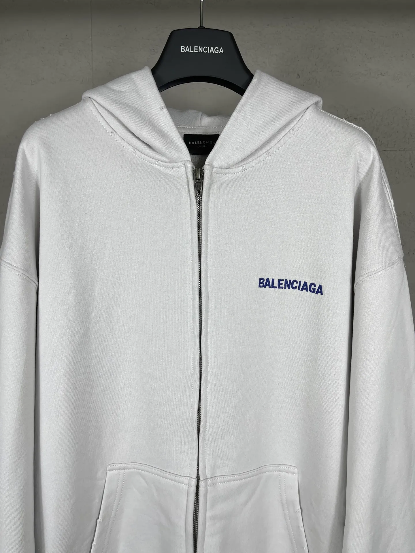 🅿️360 real shots [Top version. Official website quality] BALENCI*G*/25 new autumn and winter style. Washed and distressed hooded zipper cardigan sweatshirt with Paris LOGO embroidered on the front and back. Garments are washed and aged. SS25 latest model. Research and development at the first time, different market currencies. Comparisons welcome. The fabric is made of Paris ZP custom-woven and dyed cotton sweatshirt. Weighing 460 grams, the cloth surface is clean. The cloth pattern is clear, soft and comfortable. The threads are dyed with no color difference. The embroidery is done with embroidery machines imported from Tajima, and the garments are washed and worn to make them look old. Jubie market currency. Welcome to compare. The version adopts OS loose shoulder design. Same style for men and women. Code: BL259936 Color: black, off-white Size: XS S M L