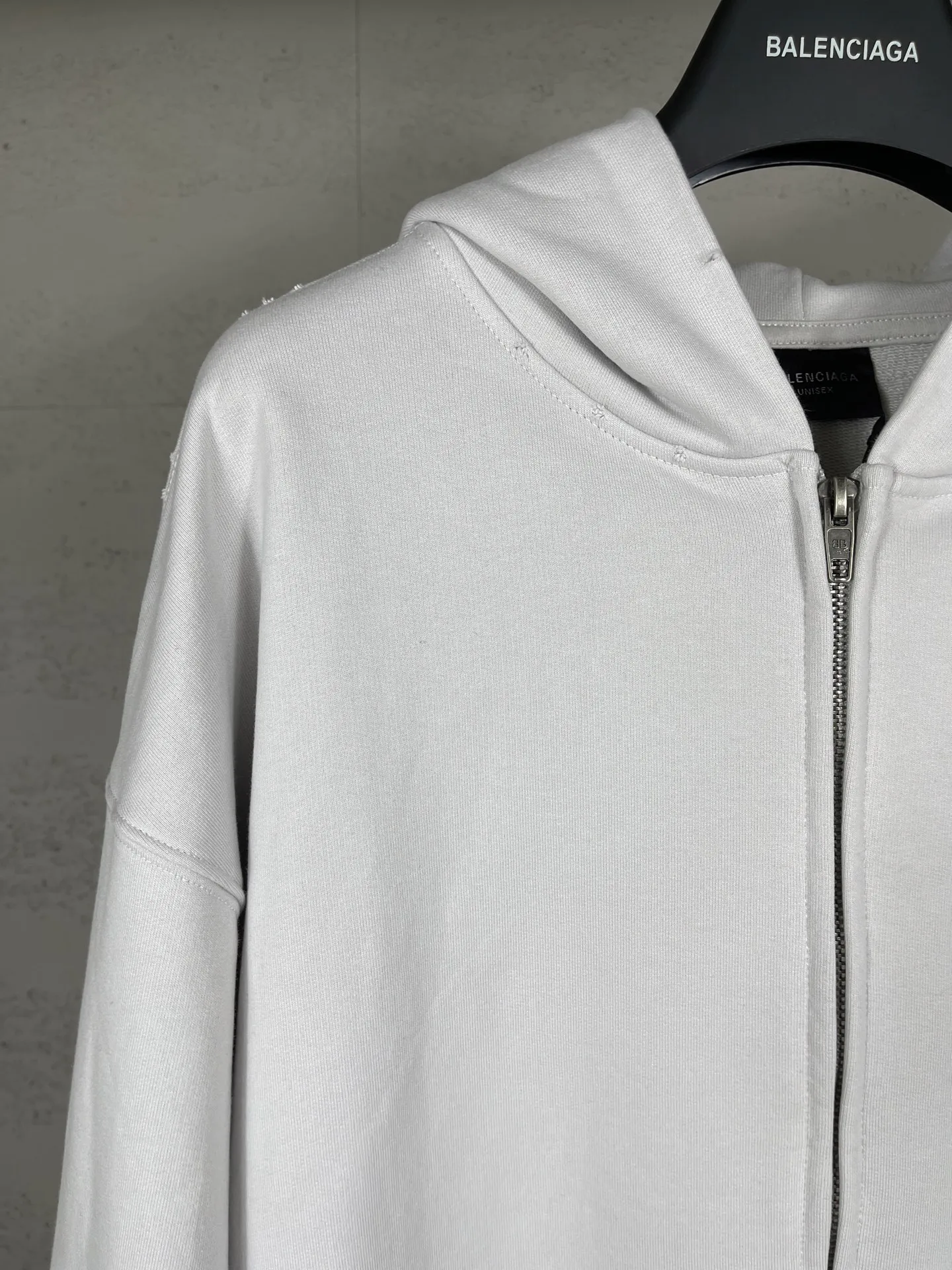 🅿️360 real shots [Top version. Official website quality] BALENCI*G*/25 new autumn and winter style. Washed and distressed hooded zipper cardigan sweatshirt with Paris LOGO embroidered on the front and back. Garments are washed and aged. SS25 latest model. Research and development at the first time, different market currencies. Comparisons welcome. The fabric is made of Paris ZP custom-woven and dyed cotton sweatshirt. Weighing 460 grams, the cloth surface is clean. The cloth pattern is clear, soft and comfortable. The threads are dyed with no color difference. The embroidery is done with embroidery machines imported from Tajima, and the garments are washed and worn to make them look old. Jubie market currency. Welcome to compare. The version adopts OS loose shoulder design. Same style for men and women. Code: BL259936 Color: black, off-white Size: XS S M L