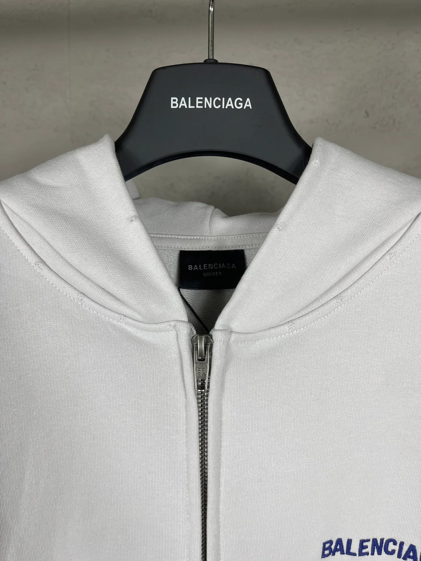 🅿️360 real shots [Top version. Official website quality] BALENCI*G*/25 new autumn and winter style. Washed and distressed hooded zipper cardigan sweatshirt with Paris LOGO embroidered on the front and back. Garments are washed and aged. SS25 latest model. Research and development at the first time, different market currencies. Comparisons welcome. The fabric is made of Paris ZP custom-woven and dyed cotton sweatshirt. Weighing 460 grams, the cloth surface is clean. The cloth pattern is clear, soft and comfortable. The threads are dyed with no color difference. The embroidery is done with embroidery machines imported from Tajima, and the garments are washed and worn to make them look old. Jubie market currency. Welcome to compare. The version adopts OS loose shoulder design. Same style for men and women. Code: BL259936 Color: black, off-white Size: XS S M L
