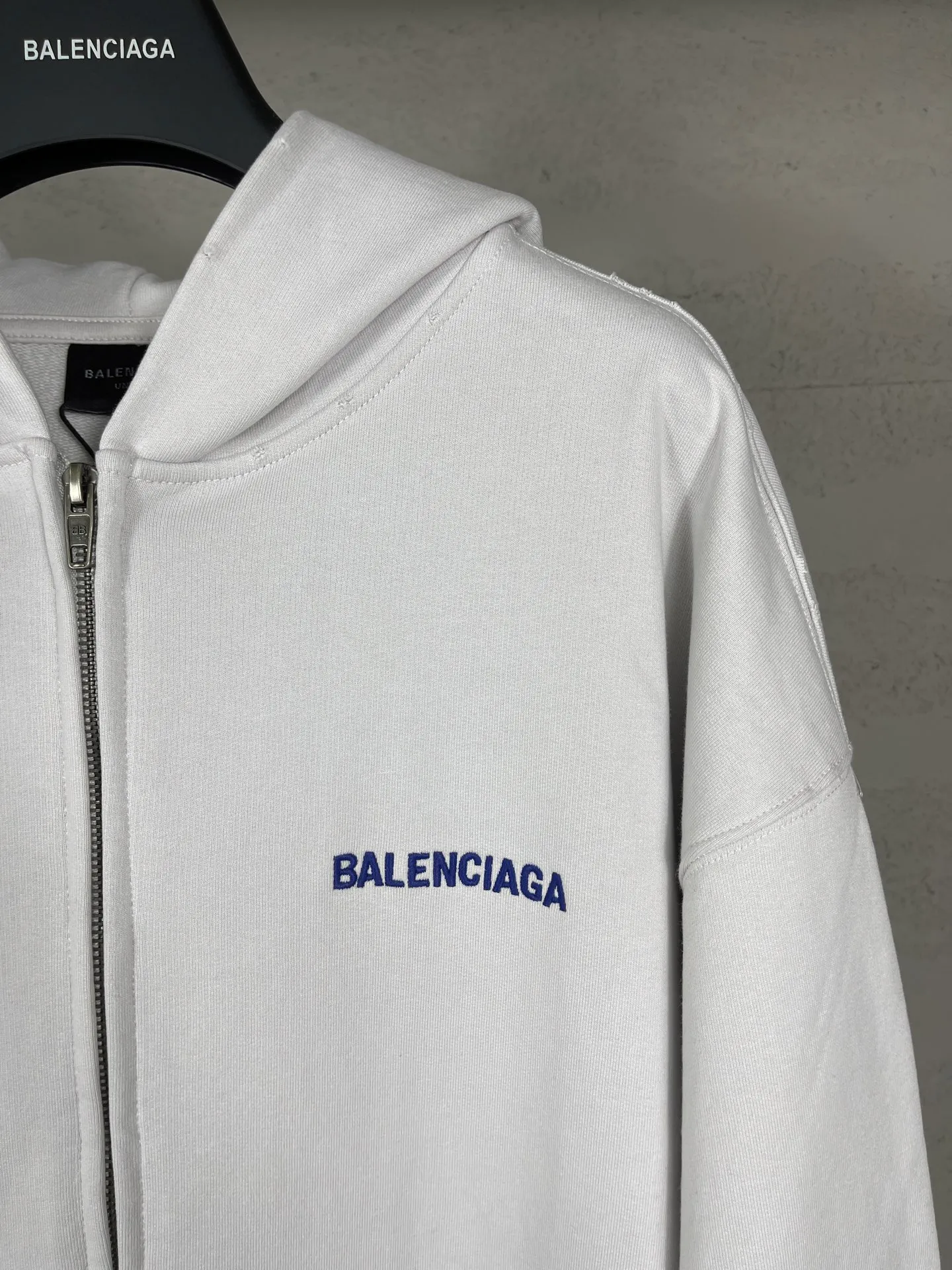 🅿️360 real shots [Top version. Official website quality] BALENCI*G*/25 new autumn and winter style. Washed and distressed hooded zipper cardigan sweatshirt with Paris LOGO embroidered on the front and back. Garments are washed and aged. SS25 latest model. Research and development at the first time, different market currencies. Comparisons welcome. The fabric is made of Paris ZP custom-woven and dyed cotton sweatshirt. Weighing 460 grams, the cloth surface is clean. The cloth pattern is clear, soft and comfortable. The threads are dyed with no color difference. The embroidery is done with embroidery machines imported from Tajima, and the garments are washed and worn to make them look old. Jubie market currency. Welcome to compare. The version adopts OS loose shoulder design. Same style for men and women. Code: BL259936 Color: black, off-white Size: XS S M L
