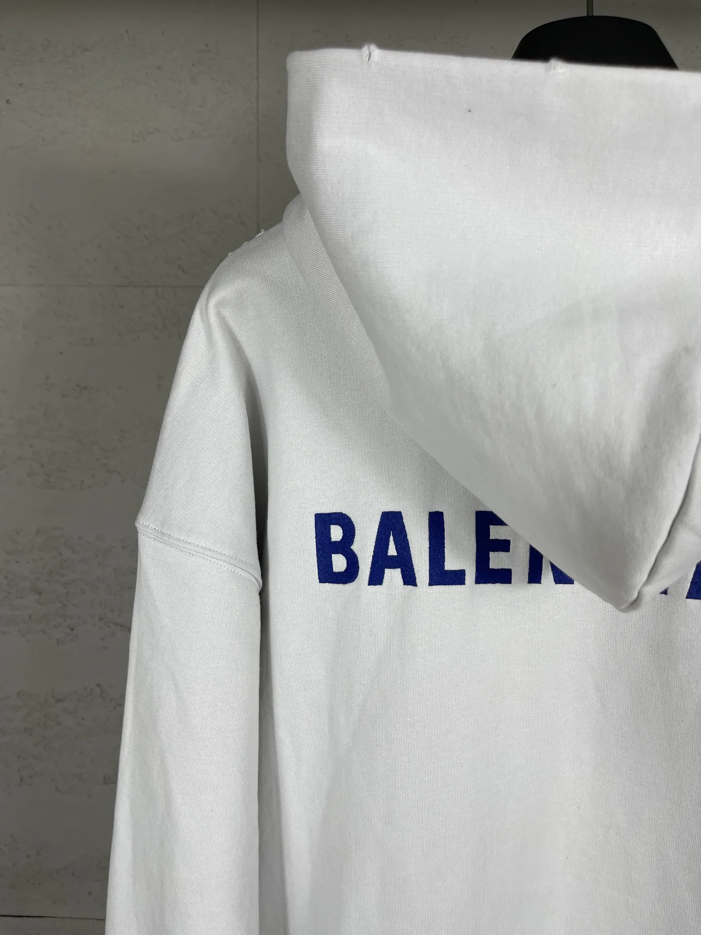 🅿️360 real shots [Top version. Official website quality] BALENCI*G*/25 new autumn and winter style. Washed and distressed hooded zipper cardigan sweatshirt with Paris LOGO embroidered on the front and back. Garments are washed and aged. SS25 latest model. Research and development at the first time, different market currencies. Comparisons welcome. The fabric is made of Paris ZP custom-woven and dyed cotton sweatshirt. Weighing 460 grams, the cloth surface is clean. The cloth pattern is clear, soft and comfortable. The threads are dyed with no color difference. The embroidery is done with embroidery machines imported from Tajima, and the garments are washed and worn to make them look old. Jubie market currency. Welcome to compare. The version adopts OS loose shoulder design. Same style for men and women. Code: BL259936 Color: black, off-white Size: XS S M L