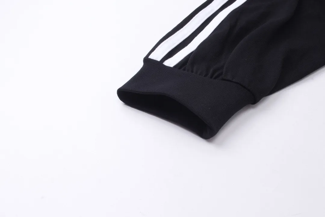 🅿️226 Detailed picture [Top version. Official website quality] BALENCI*GA/Paris co-branded Adidas classic LOGO combination on the front, embroidered long-sleeved T-shirt# The fabric is made of Paris ZP custom-woven and dyed cotton double yarn. Weighing 260 grams, the cloth surface is clean. The cloth pattern is clear, soft and comfortable. The color fastness is good. It is not easy to change color. The threads are dyed with no color difference. The classic letter LOGO embroidery is embroidered using imported Tajima embroidery machine. The lines are clear and the effect is three-dimensional. Restored brick cabinets. The version adopts OS loose shoulder design. Same style for men and women. Code: BL225030 Color: white, black Size: XS S M L