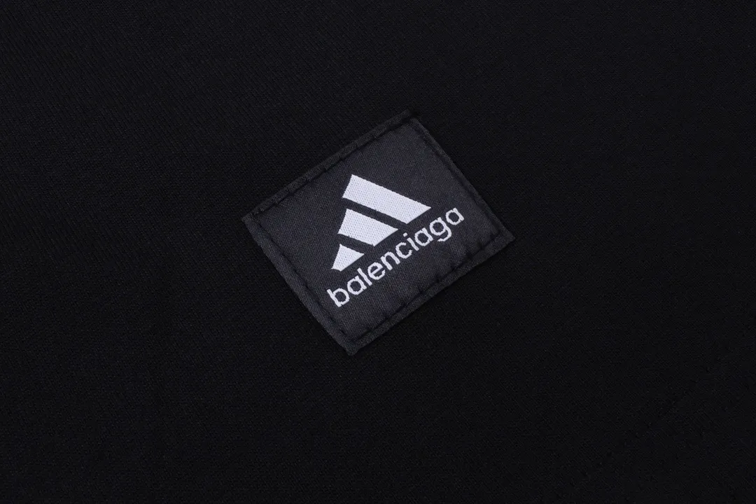 🅿️226 Detailed picture [Top version. Official website quality] BALENCI*GA/Paris co-branded Adidas classic LOGO combination on the front, embroidered long-sleeved T-shirt# The fabric is made of Paris ZP custom-woven and dyed cotton double yarn. Weighing 260 grams, the cloth surface is clean. The cloth pattern is clear, soft and comfortable. The color fastness is good. It is not easy to change color. The threads are dyed with no color difference. The classic letter LOGO embroidery is embroidered using imported Tajima embroidery machine. The lines are clear and the effect is three-dimensional. Restored brick cabinets. The version adopts OS loose shoulder design. Same style for men and women. Code: BL225030 Color: white, black Size: XS S M L
