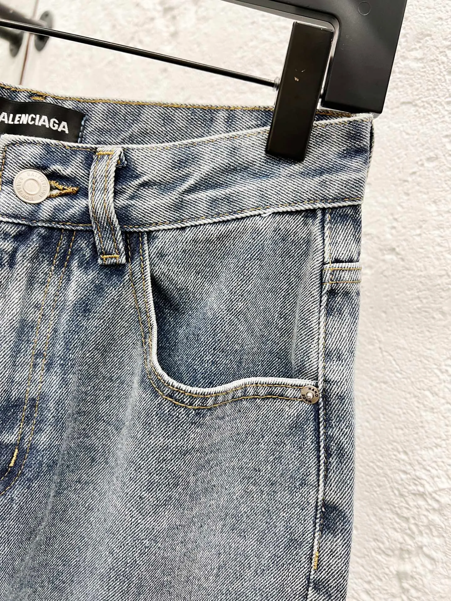 🅿️270 Style number: H984 Balenciaga SS25 Zhou Yiran's same style straight-leg letter print jeans Regular fit Black Same style for men and women Top ceiling quality Styles with different wash textures, very friendly to people with thin legs and thick legs. The straight slim fit is very flattering to the leg shape. Moderate length that never goes out of style, easy to match with casually, basic styling for various styles, a must-have in the wardrobe! The fabric is stiff but also makes the upper body soft without losing texture. The washing process is even more perfect. It is a must-have item for everyone! ! ! Washed wheat, hang tag, pants label, three labels complete Color: blue Size: 28, 30, 32, 34, 36