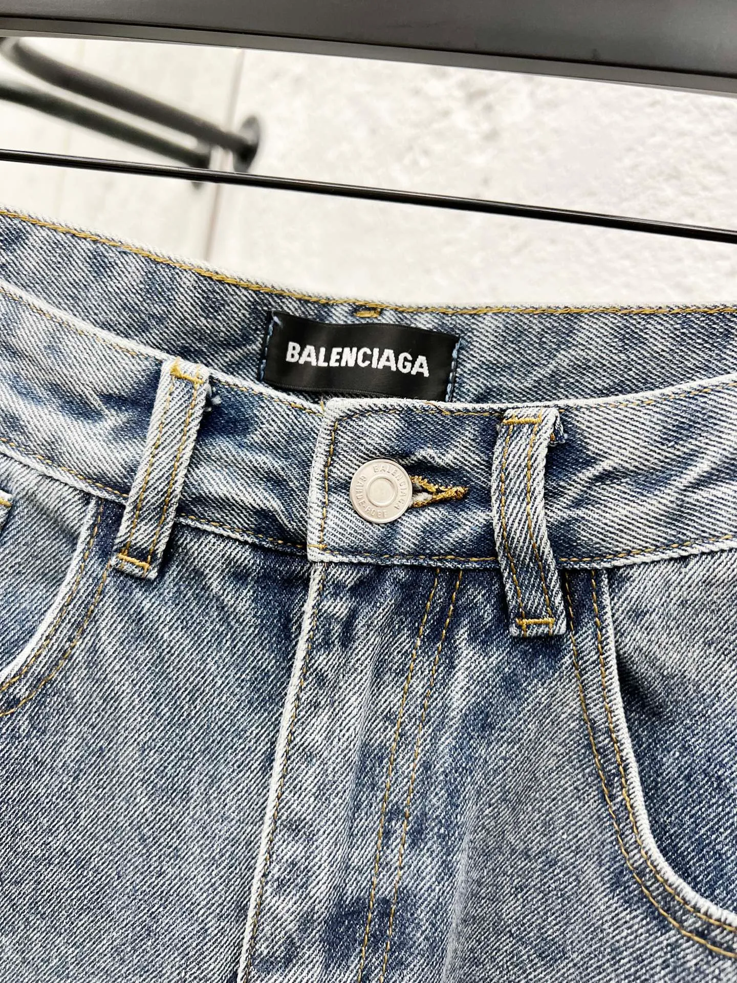 🅿️270 Style number: H984 Balenciaga SS25 Zhou Yiran's same style straight-leg letter print jeans Regular fit Black Same style for men and women Top ceiling quality Styles with different wash textures, very friendly to people with thin legs and thick legs. The straight slim fit is very flattering to the leg shape. Moderate length that never goes out of style, easy to match with casually, basic styling for various styles, a must-have in the wardrobe! The fabric is stiff but also makes the upper body soft without losing texture. The washing process is even more perfect. It is a must-have item for everyone! ! ! Washed wheat, hang tag, pants label, three labels complete Color: blue Size: 28, 30, 32, 34, 36