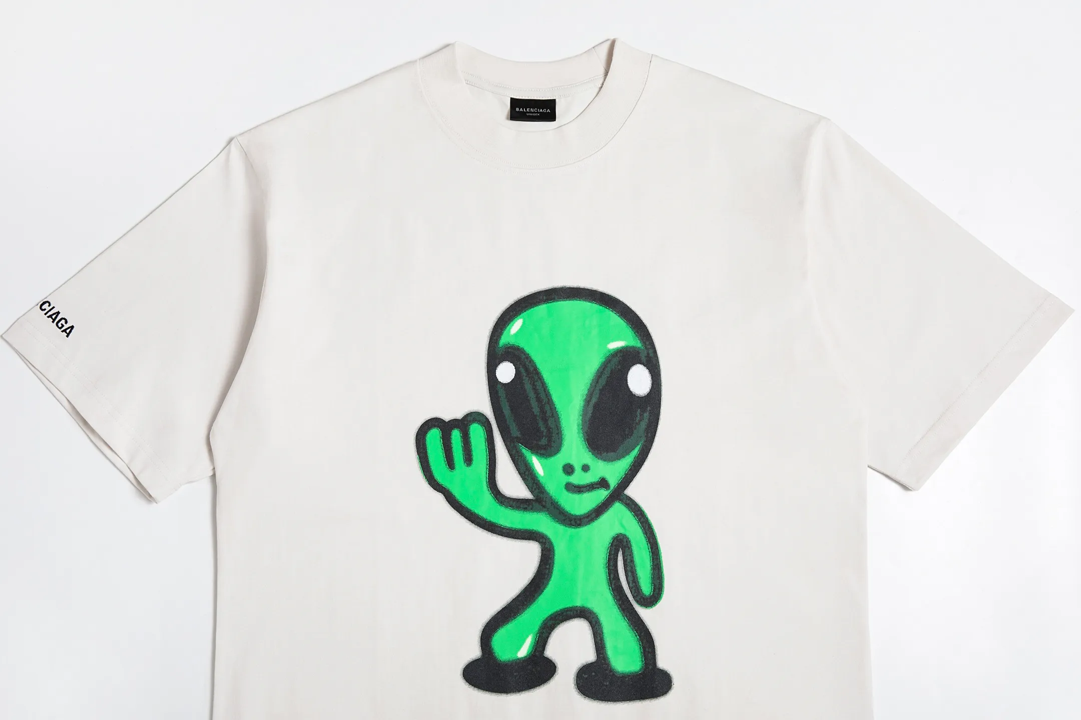 🅿️180 9196# Detailed picture Top version [[BALENCIA*GA] official website quality Paris new front panel alien back panel smiley face printed luminous effect short-sleeved T-shirt OS version loose dropped shoulders Unisex fabric: 260 grams 100% cotton double yarn Technology: front and rear digital direct injection Right sleeve embroidery Garment wash Shape solid color Color: black off-white floral gray Size: XS S M L