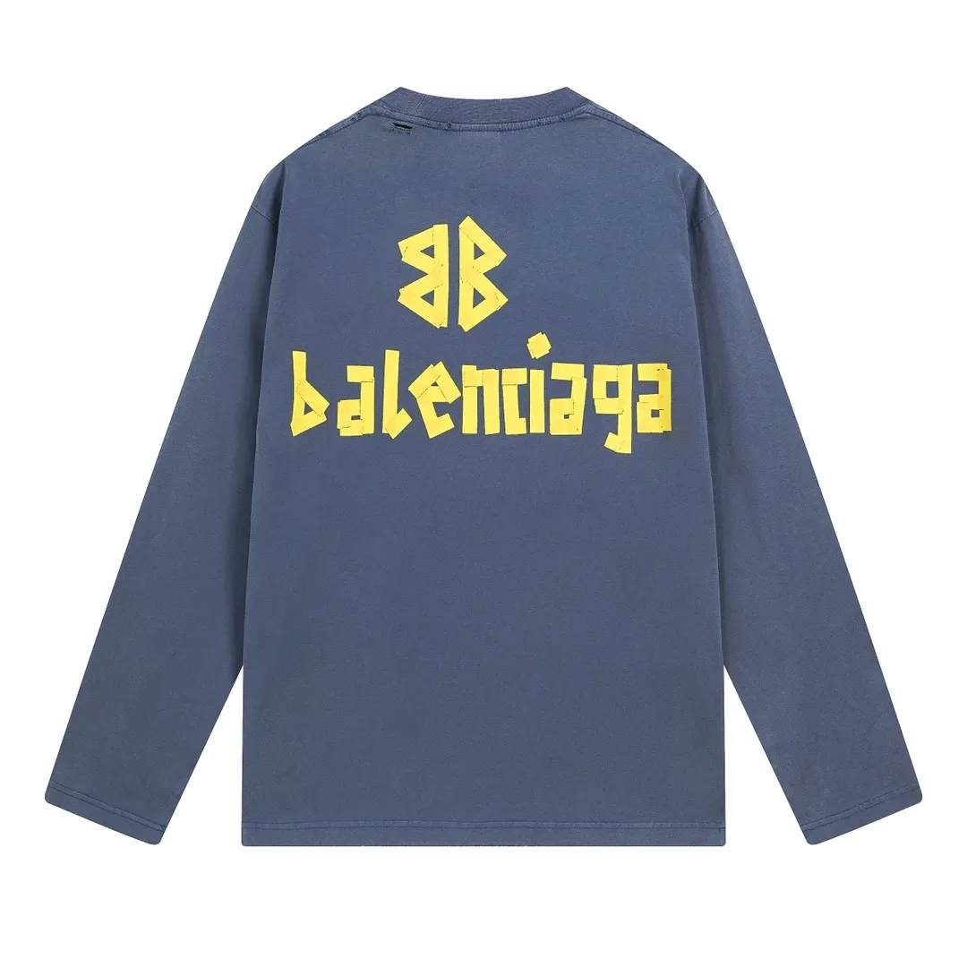 🅿️216 Real photos [Top version. Official website quality] BALENCI*GA/Paris. 23ss latest classic model. Front and rear tape direct printing. Ready-to-wear washed and worn long-sleeved T-shirt. Genuine product developed at the first time, brick cabinet synchronization. Welcome to compare. The fabric is made of Paris ZP custom-woven and dyed 100% cotton with double-yarn compact cotton. The weight is 260 grams. The cloth surface is clean. The cloth pattern is clear, soft and comfortable, and the threads are dyed with no color difference. The classic pattern is directly sprayed by a direct injection machine. Environmentally friendly imported materials, three-dimensional effect. Restored brick cabinet. The garments were washed and aged, and polished by many hands. Produced by ultra-heavy craftsmanship, the market currency is very different, welcome to compare. The version adopts OS loose shoulder design. The same style for men and women. Code: BL225003 Color: dark blue gray, off-white, burgundy, green, black blue, fog blue Size: XS S M L