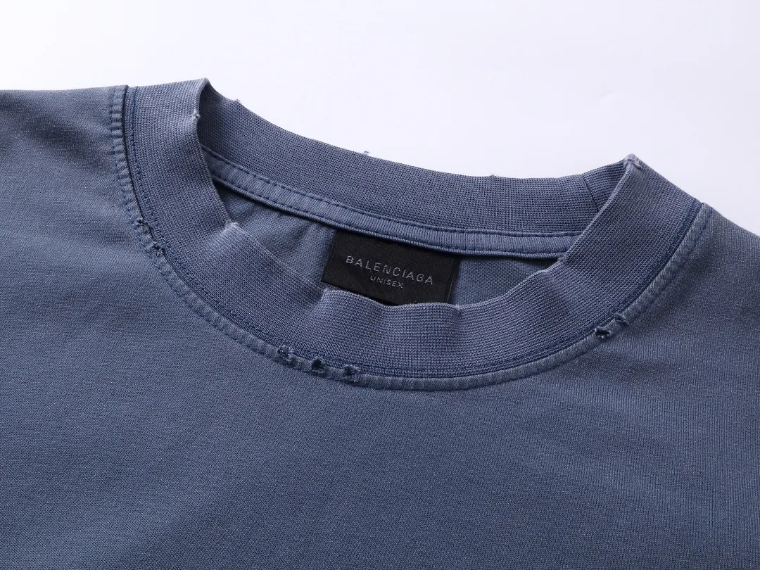 🅿️216 Real photos [Top version. Official website quality] BALENCI*GA/Paris. 23ss latest classic model. Front and rear tape direct printing. Ready-to-wear washed and worn long-sleeved T-shirt. Genuine product developed at the first time, brick cabinet synchronization. Welcome to compare. The fabric is made of Paris ZP custom-woven and dyed 100% cotton with double-yarn compact cotton. The weight is 260 grams. The cloth surface is clean. The cloth pattern is clear, soft and comfortable, and the threads are dyed with no color difference. The classic pattern is directly sprayed by a direct injection machine. Environmentally friendly imported materials, three-dimensional effect. Restored brick cabinet. The garments were washed and aged, and polished by many hands. Produced by ultra-heavy craftsmanship, the market currency is very different, welcome to compare. The version adopts OS loose shoulder design. The same style for men and women. Code: BL225003 Color: dark blue gray, off-white, burgundy, green, black blue, fog blue Size: XS S M L