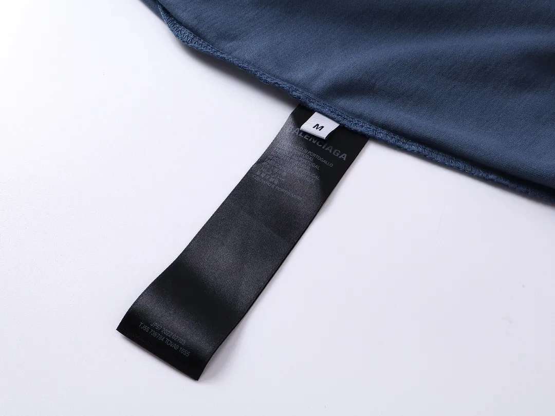 🅿️216 Real photos [Top version. Official website quality] BALENCI*GA/Paris. 23ss latest classic model. Front and rear tape direct printing. Ready-to-wear washed and worn long-sleeved T-shirt. Genuine product developed at the first time, brick cabinet synchronization. Welcome to compare. The fabric is made of Paris ZP custom-woven and dyed 100% cotton with double-yarn compact cotton. The weight is 260 grams. The cloth surface is clean. The cloth pattern is clear, soft and comfortable, and the threads are dyed with no color difference. The classic pattern is directly sprayed by a direct injection machine. Environmentally friendly imported materials, three-dimensional effect. Restored brick cabinet. The garments were washed and aged, and polished by many hands. Produced by ultra-heavy craftsmanship, the market currency is very different, welcome to compare. The version adopts OS loose shoulder design. The same style for men and women. Code: BL225003 Color: dark blue gray, off-white, burgundy, green, black blue, fog blue Size: XS S M L