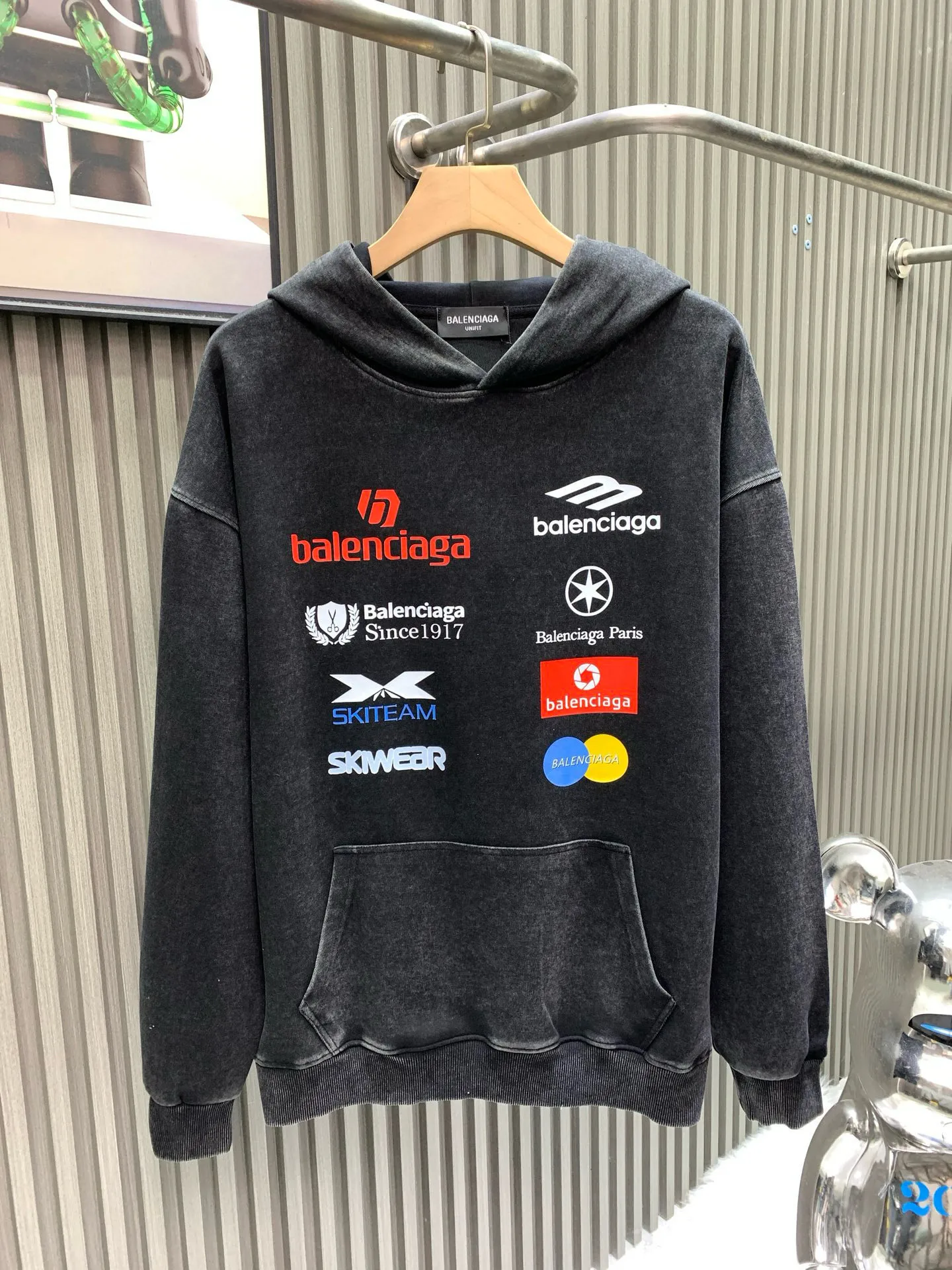 🅿️310 🀄️, Balenciaga Balenciaga Balenciaga 25* new autumn and winter multi-element printed logo washed hooded sweatshirt 100% pure cotton plus 400 grams of double yarn. Made of the same heavyweight pure cotton material as the original. The whole garment is hand-made and distressed. The multi-element logo on the left and right sleeves is finely routed using printing technology. The multi-element logo printing on the front panel uses heat-set ink screen printing to select glue printing for clear printing. Every detail strictly follows the original version to truly restore the original version. Custom weaving and dyeing. There is no color difference from the original version. Ingenious craftsmanship is perfectly restored. Three standards are complete. Customized accessories.