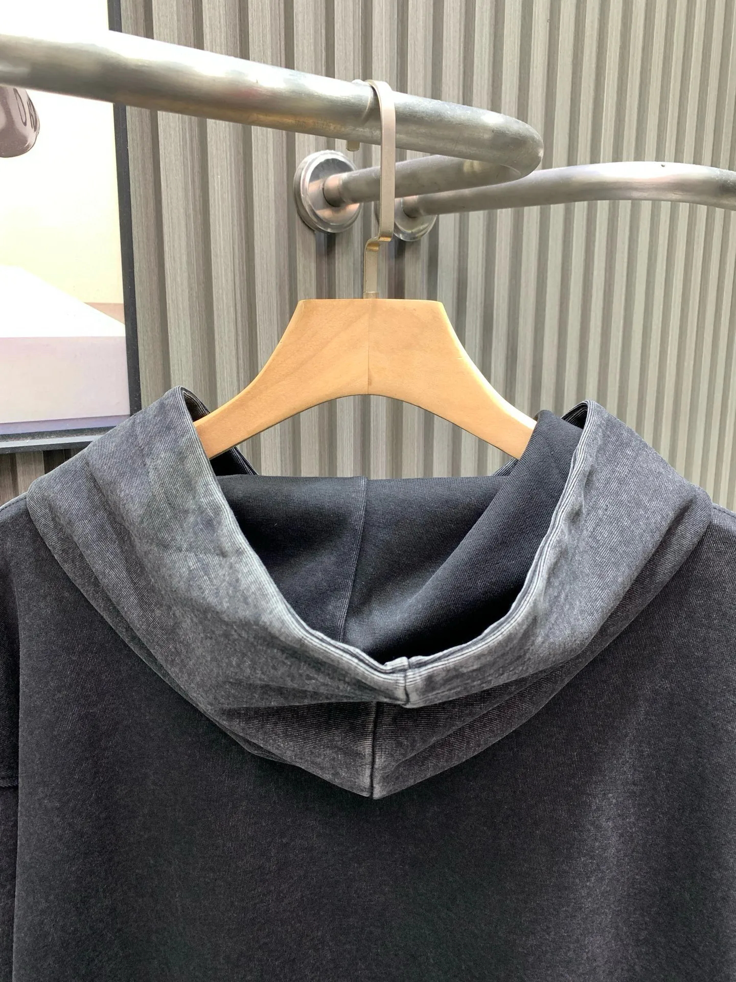 🅿️310 🀄️, Balenciaga Balenciaga Balenciaga 25* new autumn and winter multi-element printed logo washed hooded sweatshirt 100% pure cotton plus 400 grams of double yarn. Made of the same heavyweight pure cotton material as the original. The whole garment is hand-made and distressed. The multi-element logo on the left and right sleeves is finely routed using printing technology. The multi-element logo printing on the front panel uses heat-set ink screen printing to select glue printing for clear printing. Every detail strictly follows the original version to truly restore the original version. Custom weaving and dyeing. There is no color difference from the original version. Ingenious craftsmanship is perfectly restored. Three standards are complete. Customized accessories.
