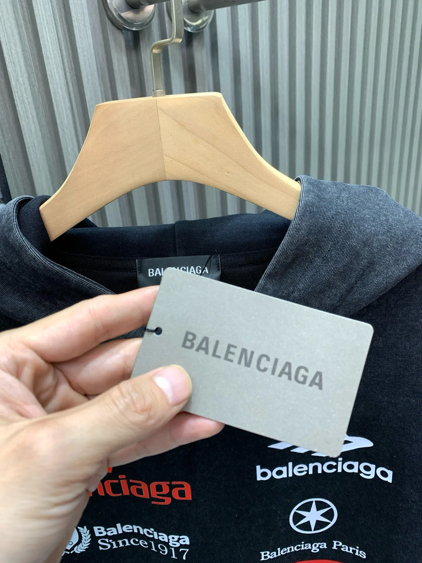 🅿️310 🀄️, Balenciaga Balenciaga Balenciaga 25* new autumn and winter multi-element printed logo washed hooded sweatshirt 100% pure cotton plus 400 grams of double yarn. Made of the same heavyweight pure cotton material as the original. The whole garment is hand-made and distressed. The multi-element logo on the left and right sleeves is finely routed using printing technology. The multi-element logo printing on the front panel uses heat-set ink screen printing to select glue printing for clear printing. Every detail strictly follows the original version to truly restore the original version. Custom weaving and dyeing. There is no color difference from the original version. Ingenious craftsmanship is perfectly restored. Three standards are complete. Customized accessories.