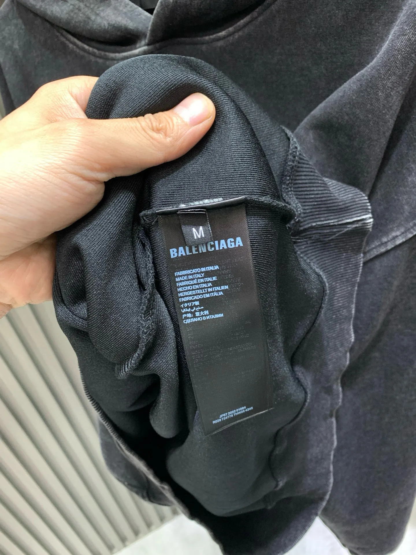 🅿️310 🀄️, Balenciaga Balenciaga Balenciaga 25* new autumn and winter multi-element printed logo washed hooded sweatshirt 100% pure cotton plus 400 grams of double yarn. Made of the same heavyweight pure cotton material as the original. The whole garment is hand-made and distressed. The multi-element logo on the left and right sleeves is finely routed using printing technology. The multi-element logo printing on the front panel uses heat-set ink screen printing to select glue printing for clear printing. Every detail strictly follows the original version to truly restore the original version. Custom weaving and dyeing. There is no color difference from the original version. Ingenious craftsmanship is perfectly restored. Three standards are complete. Customized accessories.