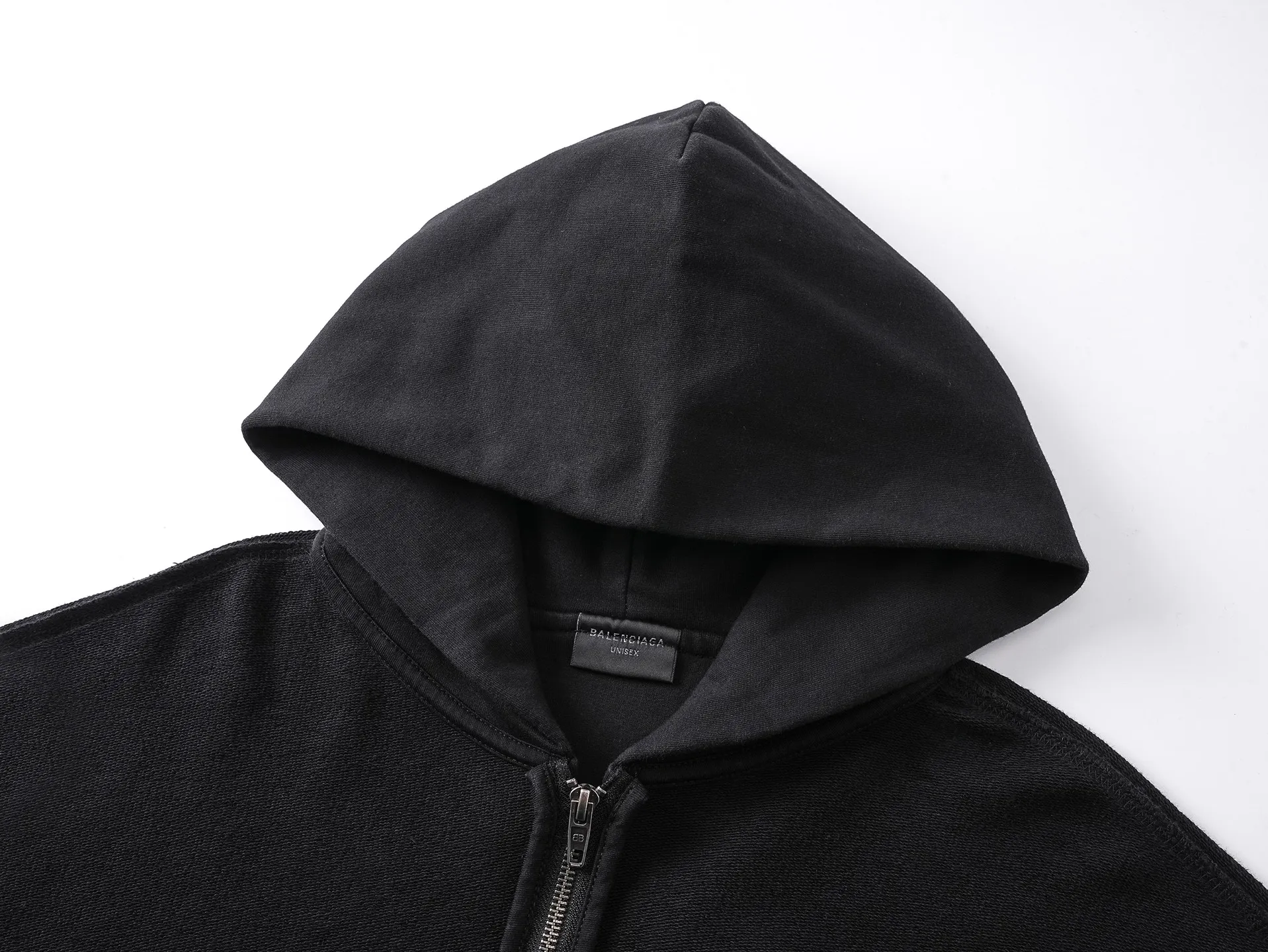 🅿️370 real photos [Top version. Official website quality] BALENCI*GA/2025 new style Paris classic LOGO embroidery on the reverse, washed, worn and worn zipper cardigan hooded sweatshirt. The ready-made garments are stitched on the reverse side and washed, with a full sense of design. Comparisons are welcome. The fabric is made of Paris ZP custom-woven and dyed cotton sweatshirts. Weighing 460 grams, the cloth surface is clean. The cloth pattern is clear, soft and comfortable. The threads are dyed with no color difference. The classic letter LOGO is embroidered on the reverse using an imported Tajima embroidery machine. The effect is three-dimensional. Restore brick cabinet, adopt OS loose shoulder style. Same style for men and women. Code: BL259951 Color: washed black, size: XS S M L