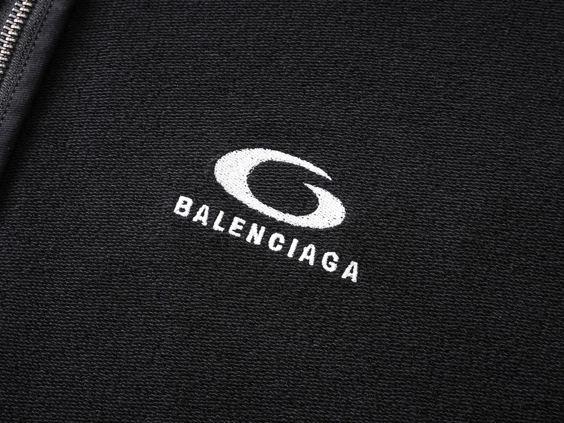 🅿️370 real photos [Top version. Official website quality] BALENCI*GA/2025 new style Paris classic LOGO embroidery on the reverse, washed, worn and worn zipper cardigan hooded sweatshirt. The ready-made garments are stitched on the reverse side and washed, with a full sense of design. Comparisons are welcome. The fabric is made of Paris ZP custom-woven and dyed cotton sweatshirts. Weighing 460 grams, the cloth surface is clean. The cloth pattern is clear, soft and comfortable. The threads are dyed with no color difference. The classic letter LOGO is embroidered on the reverse using an imported Tajima embroidery machine. The effect is three-dimensional. Restore brick cabinet, adopt OS loose shoulder style. Same style for men and women. Code: BL259951 Color: washed black, size: XS S M L