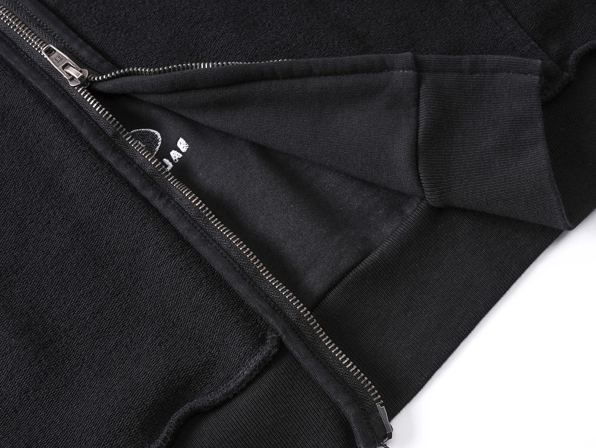 🅿️370 real photos [Top version. Official website quality] BALENCI*GA/2025 new style Paris classic LOGO embroidery on the reverse, washed, worn and worn zipper cardigan hooded sweatshirt. The ready-made garments are stitched on the reverse side and washed, with a full sense of design. Comparisons are welcome. The fabric is made of Paris ZP custom-woven and dyed cotton sweatshirts. Weighing 460 grams, the cloth surface is clean. The cloth pattern is clear, soft and comfortable. The threads are dyed with no color difference. The classic letter LOGO is embroidered on the reverse using an imported Tajima embroidery machine. The effect is three-dimensional. Restore brick cabinet, adopt OS loose shoulder style. Same style for men and women. Code: BL259951 Color: washed black, size: XS S M L