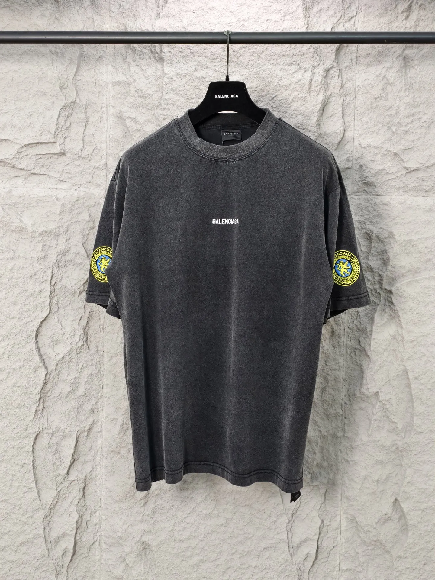 🅿️190 9210# Actual photo top version [[BALENCIA*GA] official website quality Paris new classic chest letter LOGO embroidered left and right sleeve badge embroidered short-sleeved T-shirt OS version loose dropped shoulders Unisex fabric: 260g 100% pure cotton double yarn Craftsmanship: front left and right sleeve embroidery Garment washed distressed shaping solid color Color: washed black Size: XS S M L