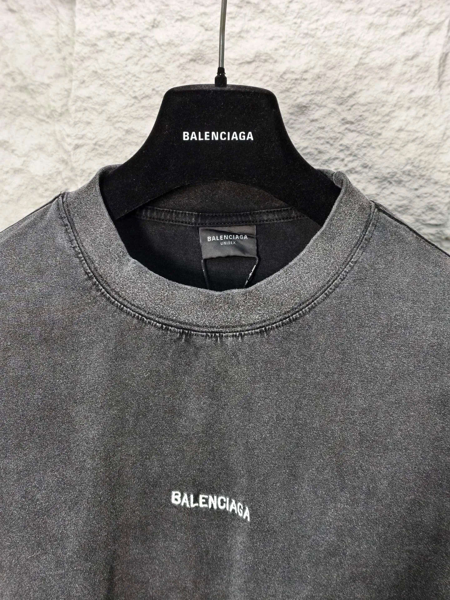 🅿️190 9210# Actual photo top version [[BALENCIA*GA] official website quality Paris new classic chest letter LOGO embroidered left and right sleeve badge embroidered short-sleeved T-shirt OS version loose dropped shoulders Unisex fabric: 260g 100% pure cotton double yarn Craftsmanship: front left and right sleeve embroidery Garment washed distressed shaping solid color Color: washed black Size: XS S M L