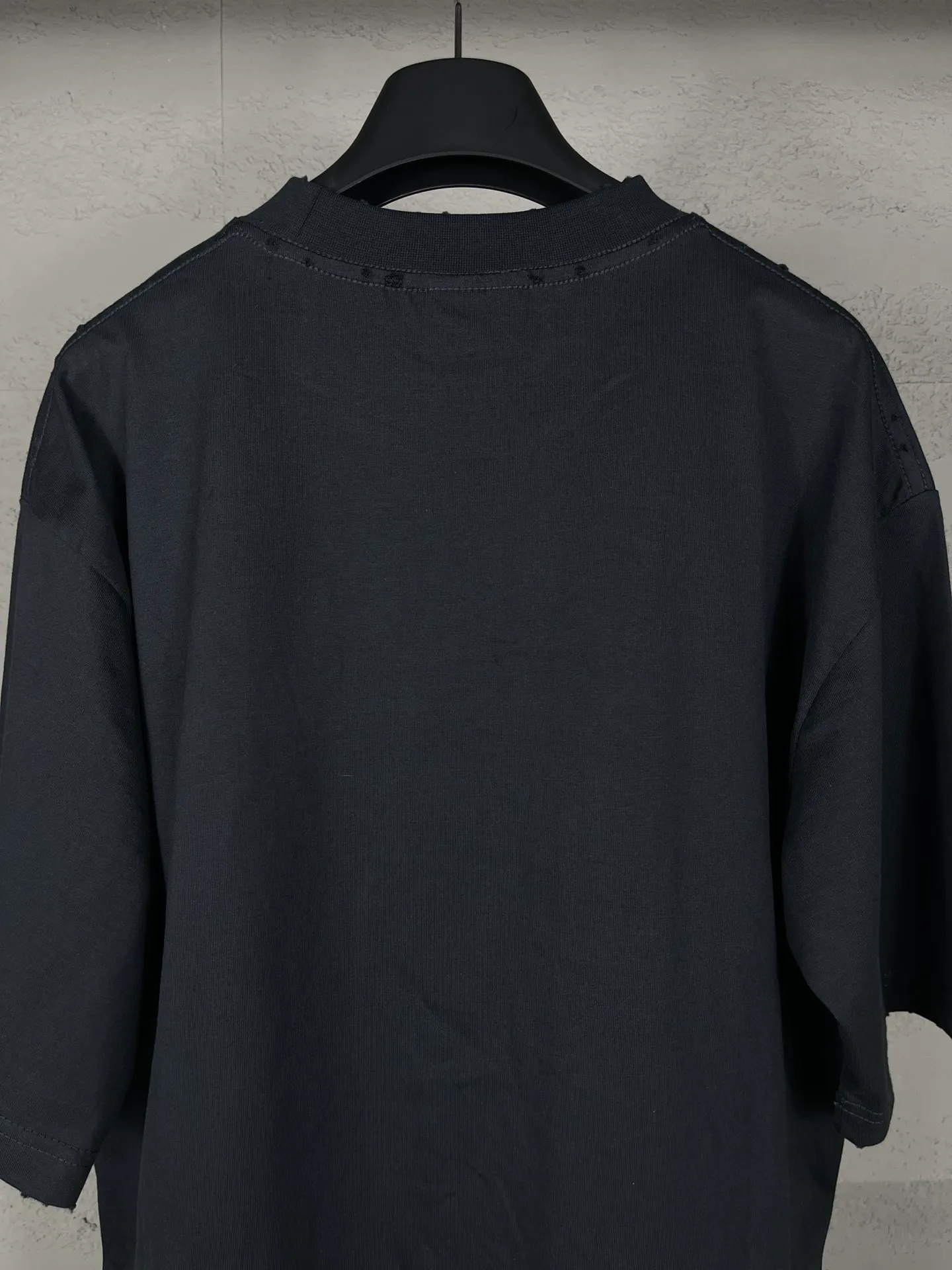 🅿️186 real photos [Top version. Official website quality] BALENCI*GA/Paris. SS24 latest model, front LOGO art destroyed and cracked printed short-sleeved T-shirt. Ready-made clothes washed and worn. Brick cabinet synchronization. Genuine product developed at the first time, happy to print and compare! The fabric is made of Paris ZP custom-woven and dyed cotton double yarn. Weighing 260 grams, the cloth surface is clean. The cloth pattern is clear, soft and comfortable. The threads are dyed with no color difference. The printing uses environmentally friendly imported materials. The letters are clear and the effect is three-dimensional. The version adopts OS loose shoulder design. Same style for men and women. Code: BL223396 Color: black blue Size: XS S M L