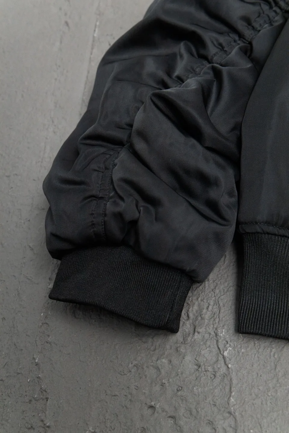 💰600 [Highest version] Balenciaga / Balenciaga BLCG 24FW hollow logo embroidered baseball flight cotton jacket Correct version Customized nylon 100% matt nylon fabric 50D memory lining inside 800g composite pearl quilting added to the inside Classic pilot Alpha Air Force jacket design 3D three-dimensional tailoring technology High-density embroidery using Tajima embroidery machine Up to 100,000 needle embroidery Inner bag design on the inside of the clothes, molded custom brand logo snap button, original main mark, washed tag brand packaging, color: black, size: 46/48/50/52, size chart: length, bust, shoulder width Note: There is a difference of 1~2CM due to manual measurement.