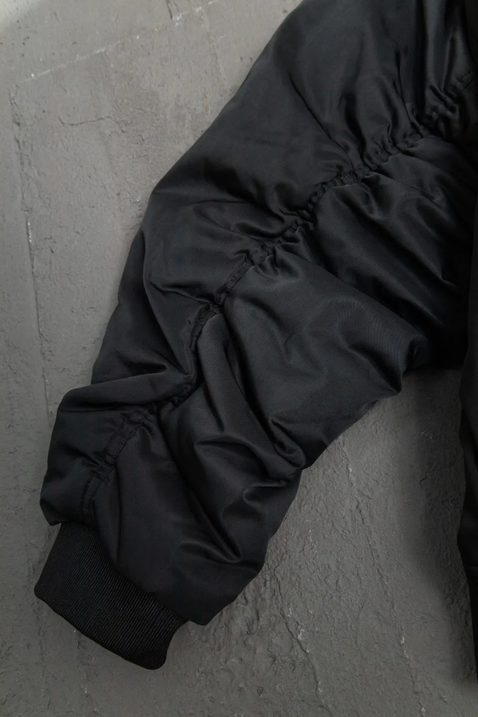 💰600 [Highest version] Balenciaga / Balenciaga BLCG 24FW hollow logo embroidered baseball flight cotton jacket Correct version Customized nylon 100% matt nylon fabric 50D memory lining inside 800g composite pearl quilting added to the inside Classic pilot Alpha Air Force jacket design 3D three-dimensional tailoring technology High-density embroidery using Tajima embroidery machine Up to 100,000 needle embroidery Inner bag design on the inside of the clothes, molded custom brand logo snap button, original main mark, washed tag brand packaging, color: black, size: 46/48/50/52, size chart: length, bust, shoulder width Note: There is a difference of 1~2CM due to manual measurement.