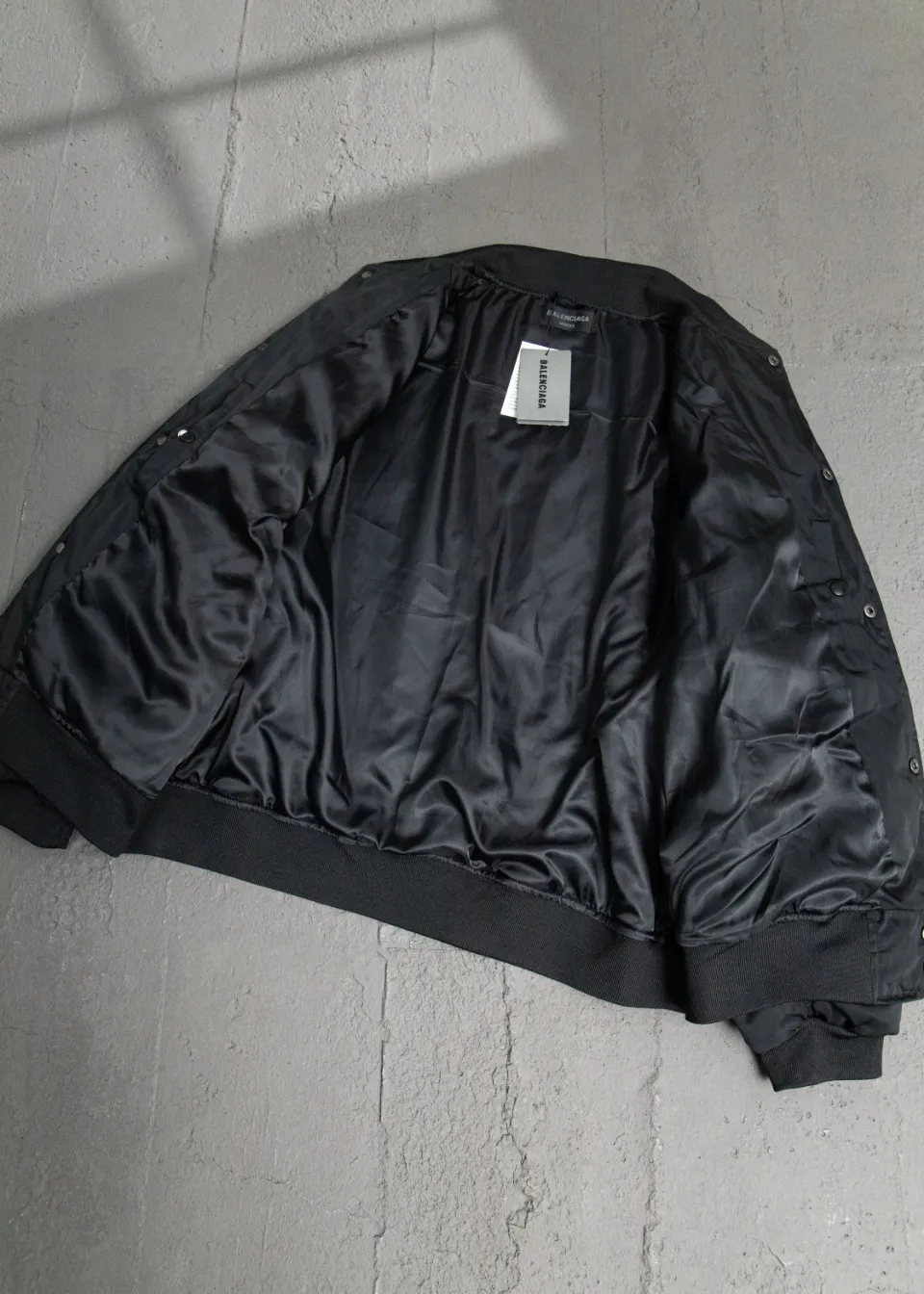 💰600 [Highest version] Balenciaga / Balenciaga BLCG 24FW hollow logo embroidered baseball flight cotton jacket Correct version Customized nylon 100% matt nylon fabric 50D memory lining inside 800g composite pearl quilting added to the inside Classic pilot Alpha Air Force jacket design 3D three-dimensional tailoring technology High-density embroidery using Tajima embroidery machine Up to 100,000 needle embroidery Inner bag design on the inside of the clothes, molded custom brand logo snap button, original main mark, washed tag brand packaging, color: black, size: 46/48/50/52, size chart: length, bust, shoulder width Note: There is a difference of 1~2CM due to manual measurement.
