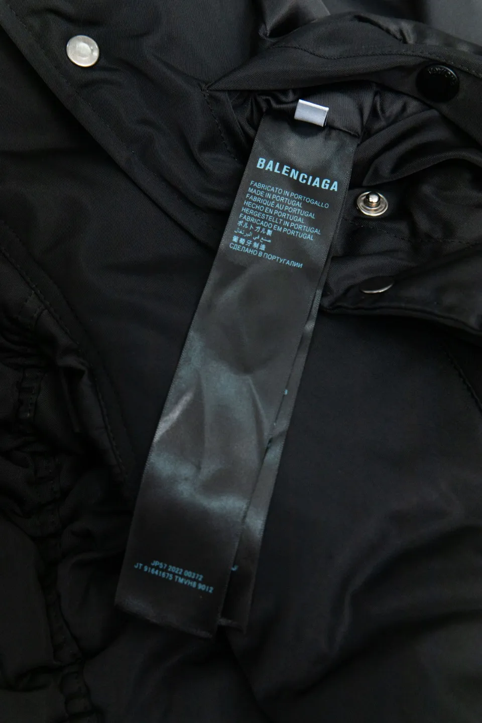💰600 [Highest version] Balenciaga / Balenciaga BLCG 24FW hollow logo embroidered baseball flight cotton jacket Correct version Customized nylon 100% matt nylon fabric 50D memory lining inside 800g composite pearl quilting added to the inside Classic pilot Alpha Air Force jacket design 3D three-dimensional tailoring technology High-density embroidery using Tajima embroidery machine Up to 100,000 needle embroidery Inner bag design on the inside of the clothes, molded custom brand logo snap button, original main mark, washed tag brand packaging, color: black, size: 46/48/50/52, size chart: length, bust, shoulder width Note: There is a difference of 1~2CM due to manual measurement.