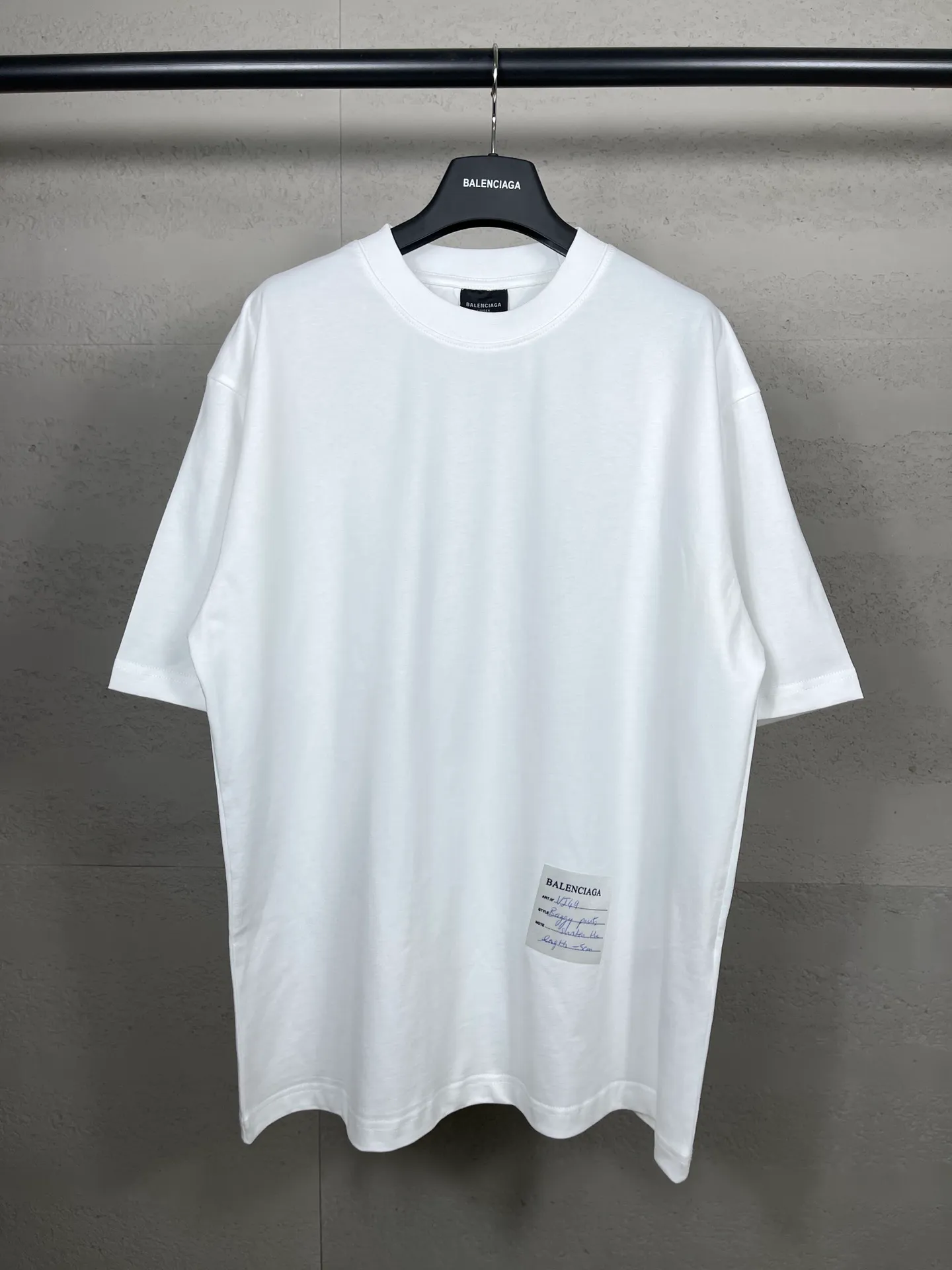 🅿️166 Actual pictures [Top version. Official website quality] BALENCI*GA/Paris. 2024 new style. Short-sleeved T-shirt with sticky notes on the hem. The sticky notes are customized according to Y board quality, and the unique color of the fabric is customized and dyed according to the original product, unlike the ordinary black fabrics on the market. Brick cabinets are synchronized. Genuine products are developed at the first time, and you can print and compare! The fabric is made of Paris ZP custom-woven and dyed cotton double yarn. Weighing 260 grams, the cloth surface is clean. The cloth pattern is clear, soft and comfortable. The threads are dyed with no color difference. The sticky note labels are made of original imported labels and should not turn yellow or fall off. The version adopts OS loose shoulder design. Same style for men and women. Code: BL223356 Color: dark purple, white, yellow. Size: XS to L
