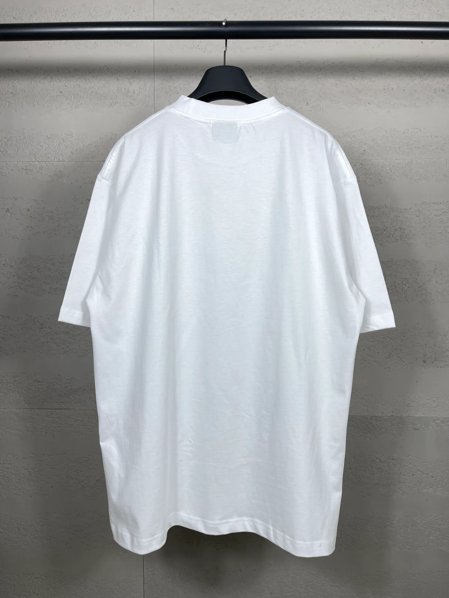 🅿️166 Actual pictures [Top version. Official website quality] BALENCI*GA/Paris. 2024 new style. Short-sleeved T-shirt with sticky notes on the hem. The sticky notes are customized according to Y board quality, and the unique color of the fabric is customized and dyed according to the original product, unlike the ordinary black fabrics on the market. Brick cabinets are synchronized. Genuine products are developed at the first time, and you can print and compare! The fabric is made of Paris ZP custom-woven and dyed cotton double yarn. Weighing 260 grams, the cloth surface is clean. The cloth pattern is clear, soft and comfortable. The threads are dyed with no color difference. The sticky note labels are made of original imported labels and should not turn yellow or fall off. The version adopts OS loose shoulder design. Same style for men and women. Code: BL223356 Color: dark purple, white, yellow. Size: XS to L