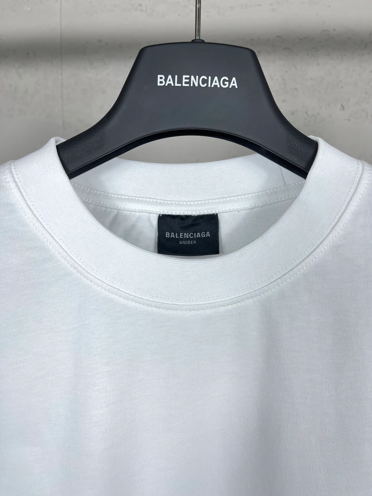🅿️166 Actual pictures [Top version. Official website quality] BALENCI*GA/Paris. 2024 new style. Short-sleeved T-shirt with sticky notes on the hem. The sticky notes are customized according to Y board quality, and the unique color of the fabric is customized and dyed according to the original product, unlike the ordinary black fabrics on the market. Brick cabinets are synchronized. Genuine products are developed at the first time, and you can print and compare! The fabric is made of Paris ZP custom-woven and dyed cotton double yarn. Weighing 260 grams, the cloth surface is clean. The cloth pattern is clear, soft and comfortable. The threads are dyed with no color difference. The sticky note labels are made of original imported labels and should not turn yellow or fall off. The version adopts OS loose shoulder design. Same style for men and women. Code: BL223356 Color: dark purple, white, yellow. Size: XS to L