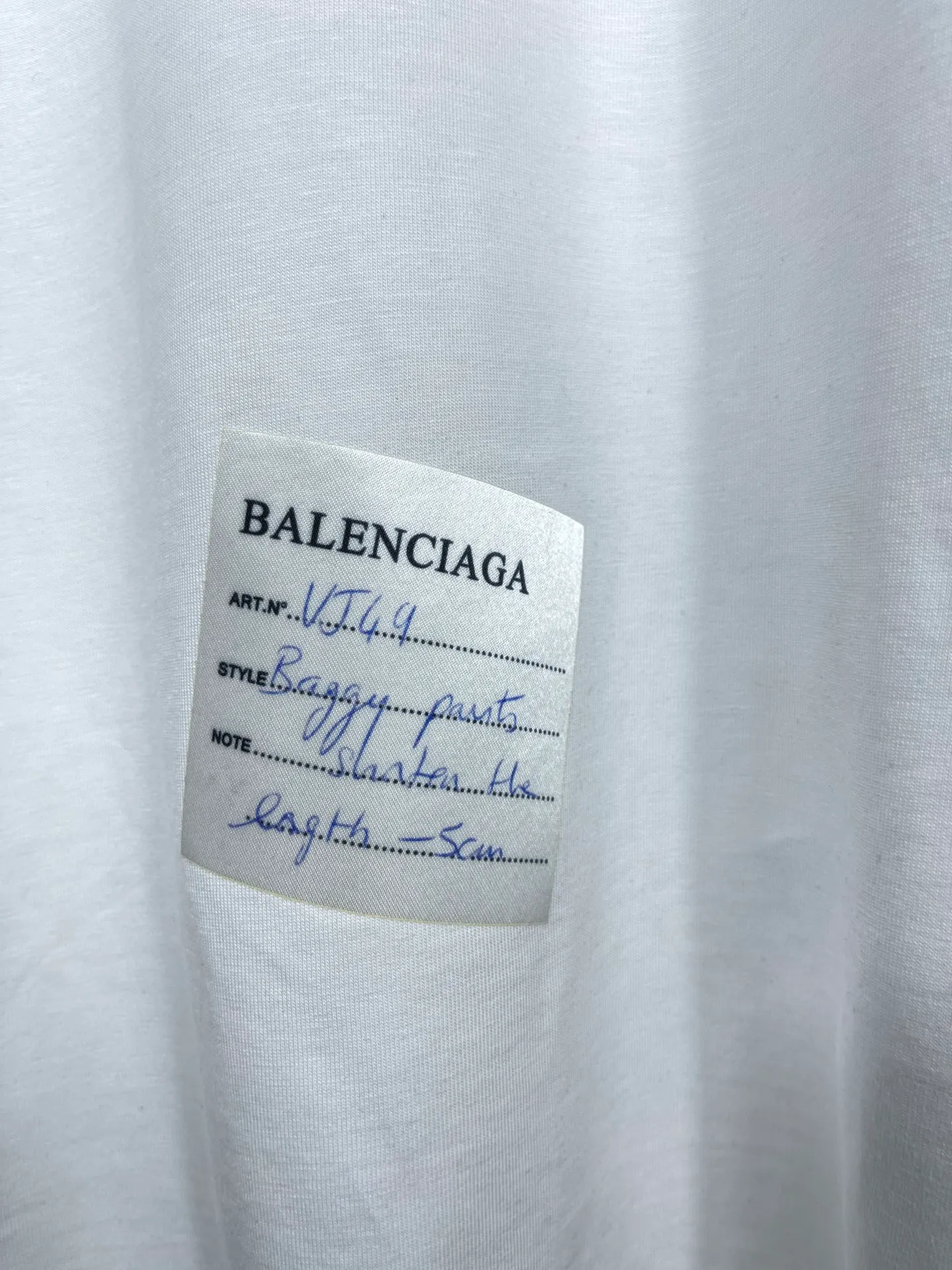 🅿️166 Actual pictures [Top version. Official website quality] BALENCI*GA/Paris. 2024 new style. Short-sleeved T-shirt with sticky notes on the hem. The sticky notes are customized according to Y board quality, and the unique color of the fabric is customized and dyed according to the original product, unlike the ordinary black fabrics on the market. Brick cabinets are synchronized. Genuine products are developed at the first time, and you can print and compare! The fabric is made of Paris ZP custom-woven and dyed cotton double yarn. Weighing 260 grams, the cloth surface is clean. The cloth pattern is clear, soft and comfortable. The threads are dyed with no color difference. The sticky note labels are made of original imported labels and should not turn yellow or fall off. The version adopts OS loose shoulder design. Same style for men and women. Code: BL223356 Color: dark purple, white, yellow. Size: XS to L