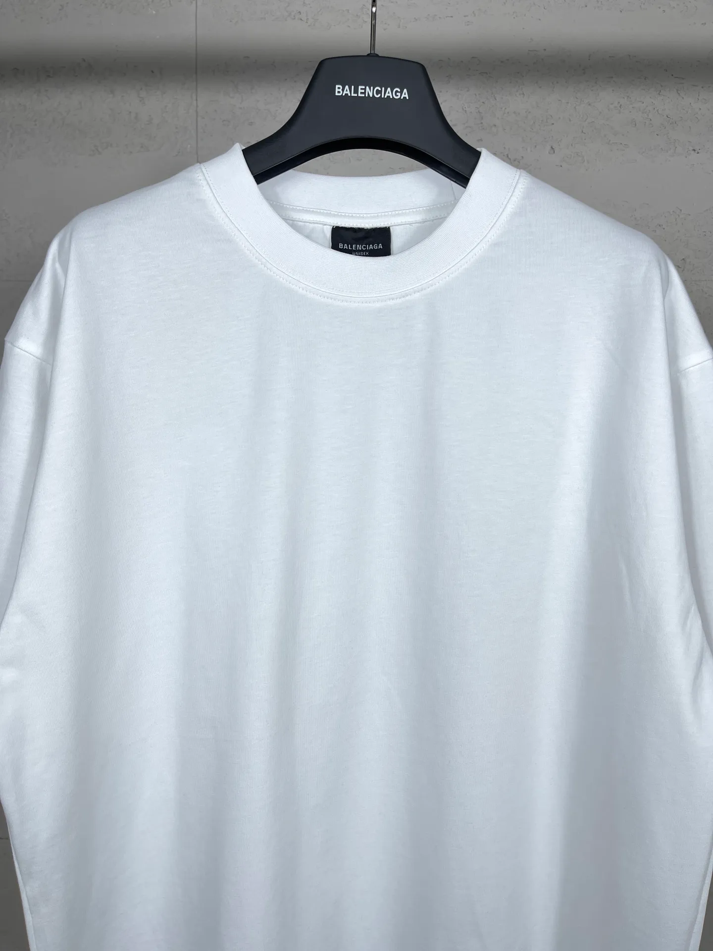 🅿️166 Actual pictures [Top version. Official website quality] BALENCI*GA/Paris. 2024 new style. Short-sleeved T-shirt with sticky notes on the hem. The sticky notes are customized according to Y board quality, and the unique color of the fabric is customized and dyed according to the original product, unlike the ordinary black fabrics on the market. Brick cabinets are synchronized. Genuine products are developed at the first time, and you can print and compare! The fabric is made of Paris ZP custom-woven and dyed cotton double yarn. Weighing 260 grams, the cloth surface is clean. The cloth pattern is clear, soft and comfortable. The threads are dyed with no color difference. The sticky note labels are made of original imported labels and should not turn yellow or fall off. The version adopts OS loose shoulder design. Same style for men and women. Code: BL223356 Color: dark purple, white, yellow. Size: XS to L