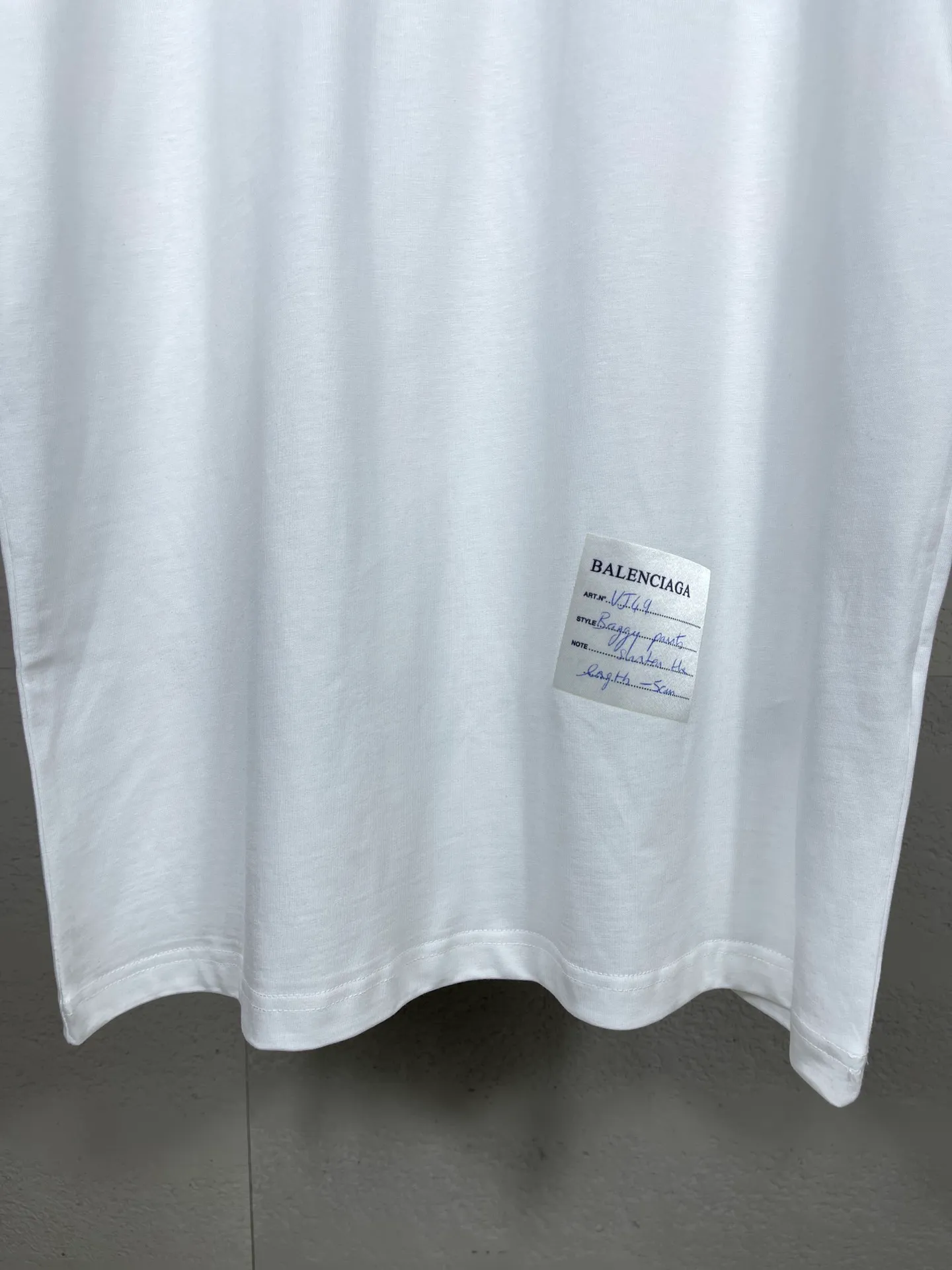 🅿️166 Actual pictures [Top version. Official website quality] BALENCI*GA/Paris. 2024 new style. Short-sleeved T-shirt with sticky notes on the hem. The sticky notes are customized according to Y board quality, and the unique color of the fabric is customized and dyed according to the original product, unlike the ordinary black fabrics on the market. Brick cabinets are synchronized. Genuine products are developed at the first time, and you can print and compare! The fabric is made of Paris ZP custom-woven and dyed cotton double yarn. Weighing 260 grams, the cloth surface is clean. The cloth pattern is clear, soft and comfortable. The threads are dyed with no color difference. The sticky note labels are made of original imported labels and should not turn yellow or fall off. The version adopts OS loose shoulder design. Same style for men and women. Code: BL223356 Color: dark purple, white, yellow. Size: XS to L