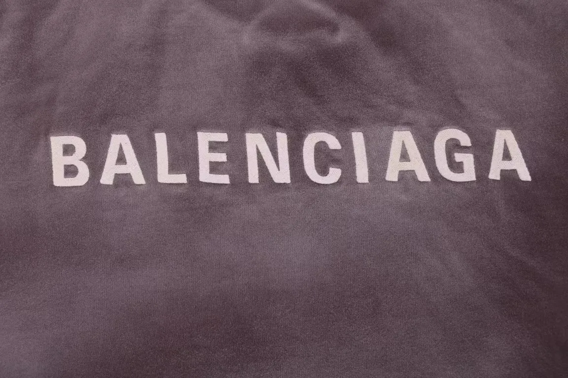 Top tested version - BALENCIAGA - Paris' new gradient color series. Short-sleeved T-shirt with embroidered letter logo on the front and back. Exclusive logo letter pattern on the front and back. Heavy craftsmanship. Simple but not simple. Original development of custom-woven fabric. Special weight 280g. Washing process. Sprayed horse process. Not easy to deform. Soft texture. Full of thickness. Highly restored. Imported Tajima machine heavy industry high-density embroidery on the chest. Fine embroidery. Three-dimensional effect. Clear lines. No rough edges. Ultra-high craftsmanship embroidery, very high fullness, obvious concave and convex texture, OS dropped shoulders, loose version, same style for men and women Color: lavender Size: XS--L P:280