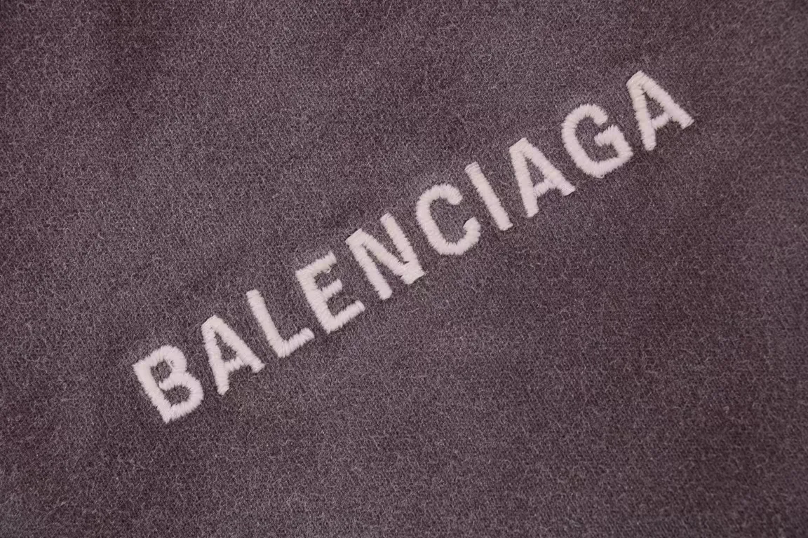 Top tested version - BALENCIAGA - Paris' new gradient color series. Short-sleeved T-shirt with embroidered letter logo on the front and back. Exclusive logo letter pattern on the front and back. Heavy craftsmanship. Simple but not simple. Original development of custom-woven fabric. Special weight 280g. Washing process. Sprayed horse process. Not easy to deform. Soft texture. Full of thickness. Highly restored. Imported Tajima machine heavy industry high-density embroidery on the chest. Fine embroidery. Three-dimensional effect. Clear lines. No rough edges. Ultra-high craftsmanship embroidery, very high fullness, obvious concave and convex texture, OS dropped shoulders, loose version, same style for men and women Color: lavender Size: XS--L P:280