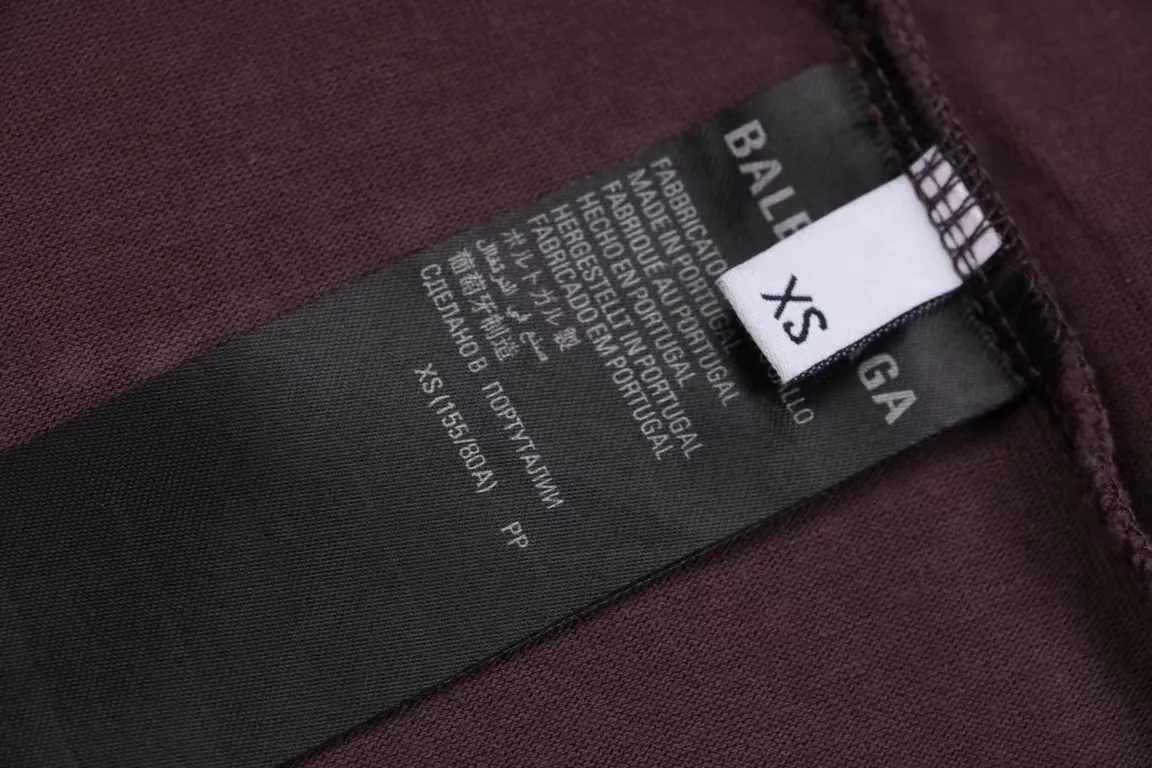 Top tested version - BALENCIAGA - Paris' new gradient color series. Short-sleeved T-shirt with embroidered letter logo on the front and back. Exclusive logo letter pattern on the front and back. Heavy craftsmanship. Simple but not simple. Original development of custom-woven fabric. Special weight 280g. Washing process. Sprayed horse process. Not easy to deform. Soft texture. Full of thickness. Highly restored. Imported Tajima machine heavy industry high-density embroidery on the chest. Fine embroidery. Three-dimensional effect. Clear lines. No rough edges. Ultra-high craftsmanship embroidery, very high fullness, obvious concave and convex texture, OS dropped shoulders, loose version, same style for men and women Color: lavender Size: XS--L P:280