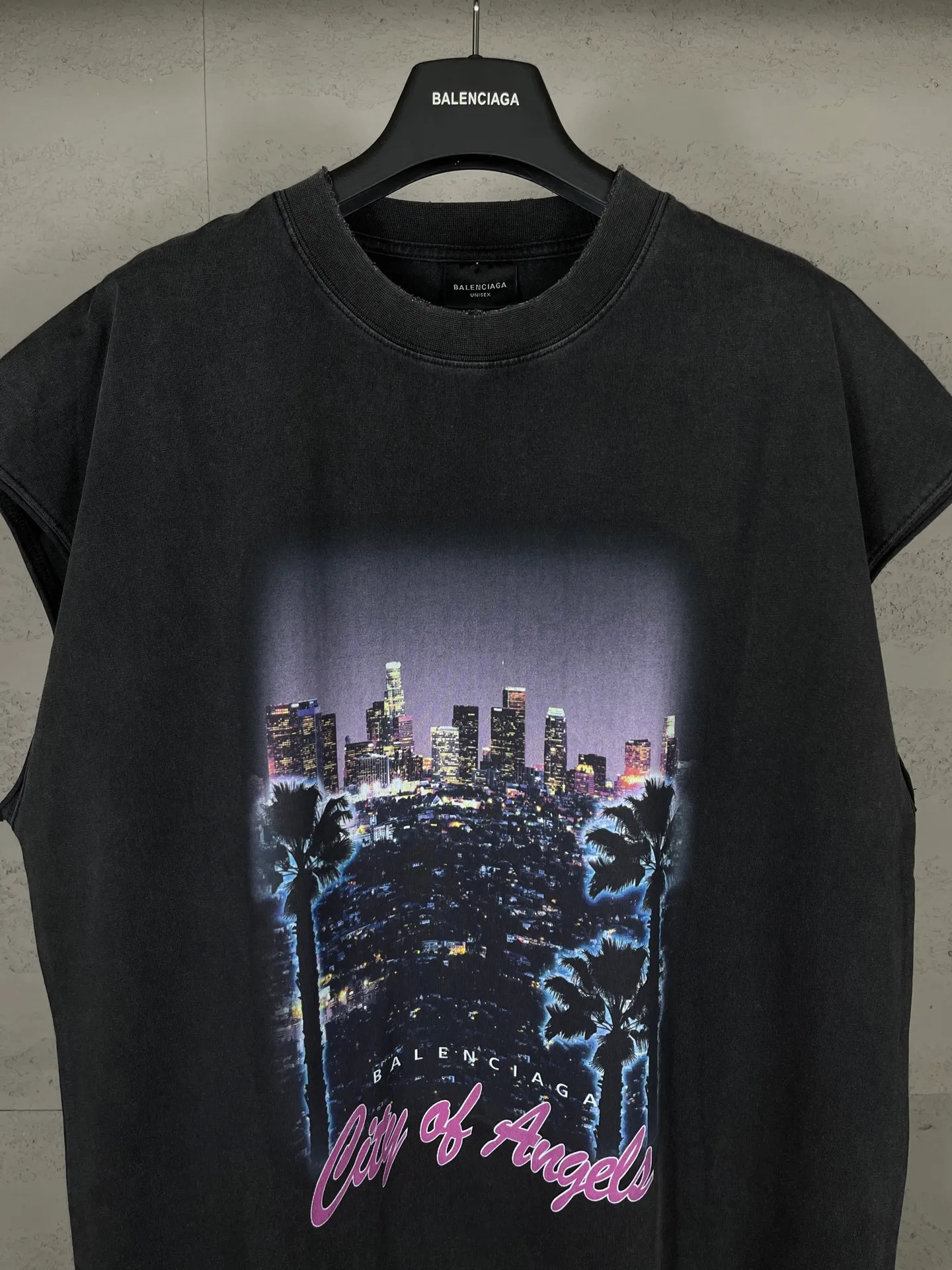 🅿️180 real shots [Top version. Official website quality] BALENCI*GA/25 new model. Garment-washed sleeveless T-shirt with Los Angeles night scene direct-printed print on the front #SS25 latest style. Research and development at the first time, different market currencies. Comparisons welcome. The fabric is made of Paris ZP custom-woven and dyed cotton double yarn. Weighing 260 grams, the cloth surface is clean. The cloth pattern is clear, soft and comfortable. The threads are dyed with no color difference. Printing adopts computer direct printing. Garments are washed and aged. Jubie market currency. Welcome to compare. The version adopts OS loose shoulder design. Same style for men and women. Code: BL253696 Color: washed black Size: XS S M L