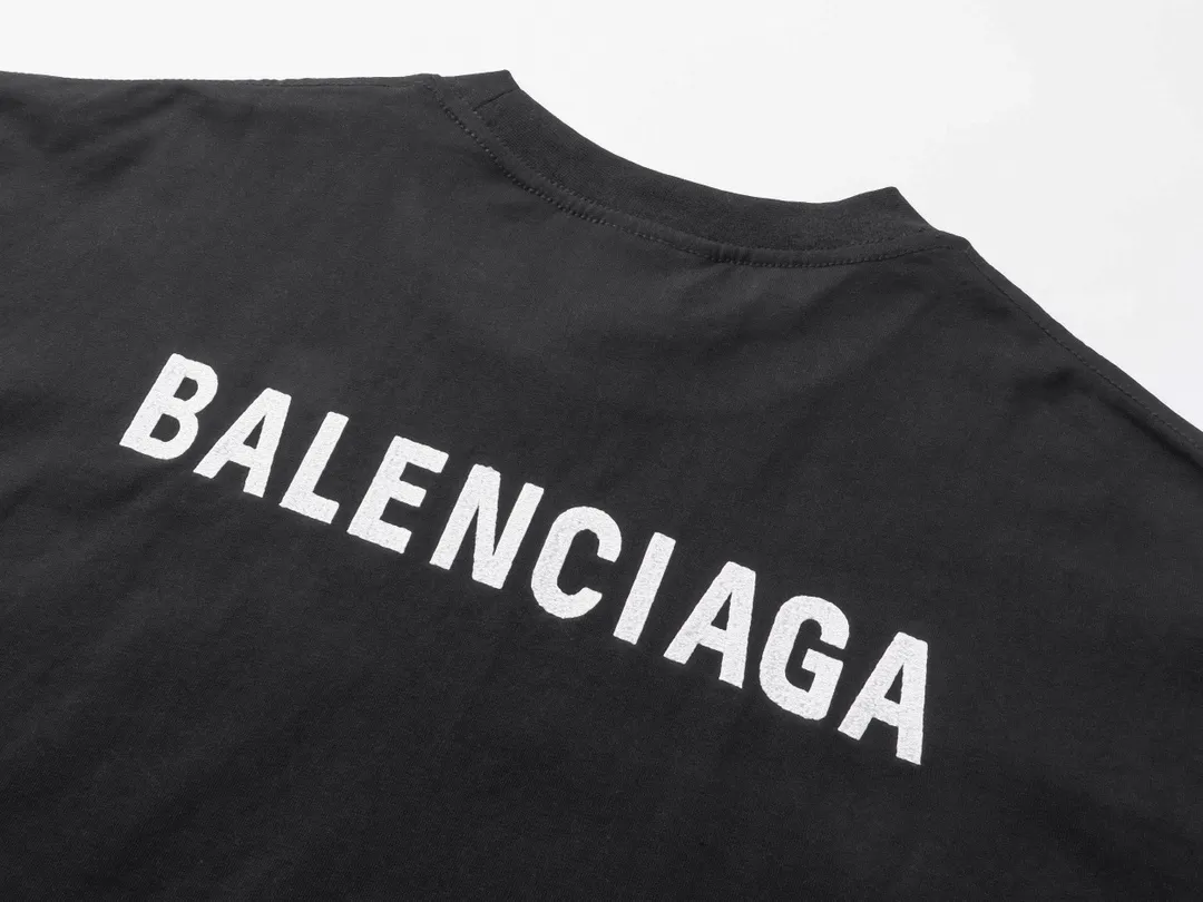 🅿️250 BALENCI*GA Paris classic letter embroidery long-sleeved T-shirt. The classic letters on the front and back are embroidered with imported Tajima embroidery machines. Restored brick cabinets. Exclusively woven and dyed 280g fabric. Threads are dyed in the same vat with zero color difference. The version adopts OS loose shoulder version. Welcome to compare. Same style for men and women -Color: black white smoke gray -SIZE: Xs S M L style number 8646#