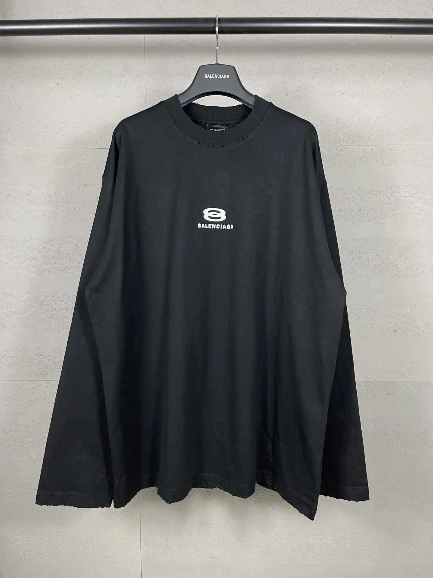🅿️210 real photos [Top version. Official website quality] BALENCI*GA/Paris BALENCI*GA# New model, double-ring LOGO classic embroidery, water-worn and damaged old long-sleeved T-shirt. Brick cabinet synchronization. Welcome to compare. The fabric is made of Paris ZP custom-woven and dyed 100% cotton double-yarn compact cotton. The weight is 260 grams. The cloth surface is clean. The cloth pattern is clear. It is soft and comfortable. It has good color fastness and is not easy to change color. The threads are woven and dyed with no color difference. The embroidery is done using Tajima embroidery machine, the letters are three-dimensional, the garments are washed, worn and worn, and the goods are made according to the pictures in the Jubie market. Comparisons welcome. Restore brick cabinet. The version adopts OS loose shoulder style. Same style for men and women. Code: BL225057 Color: Black Size: XS S M L