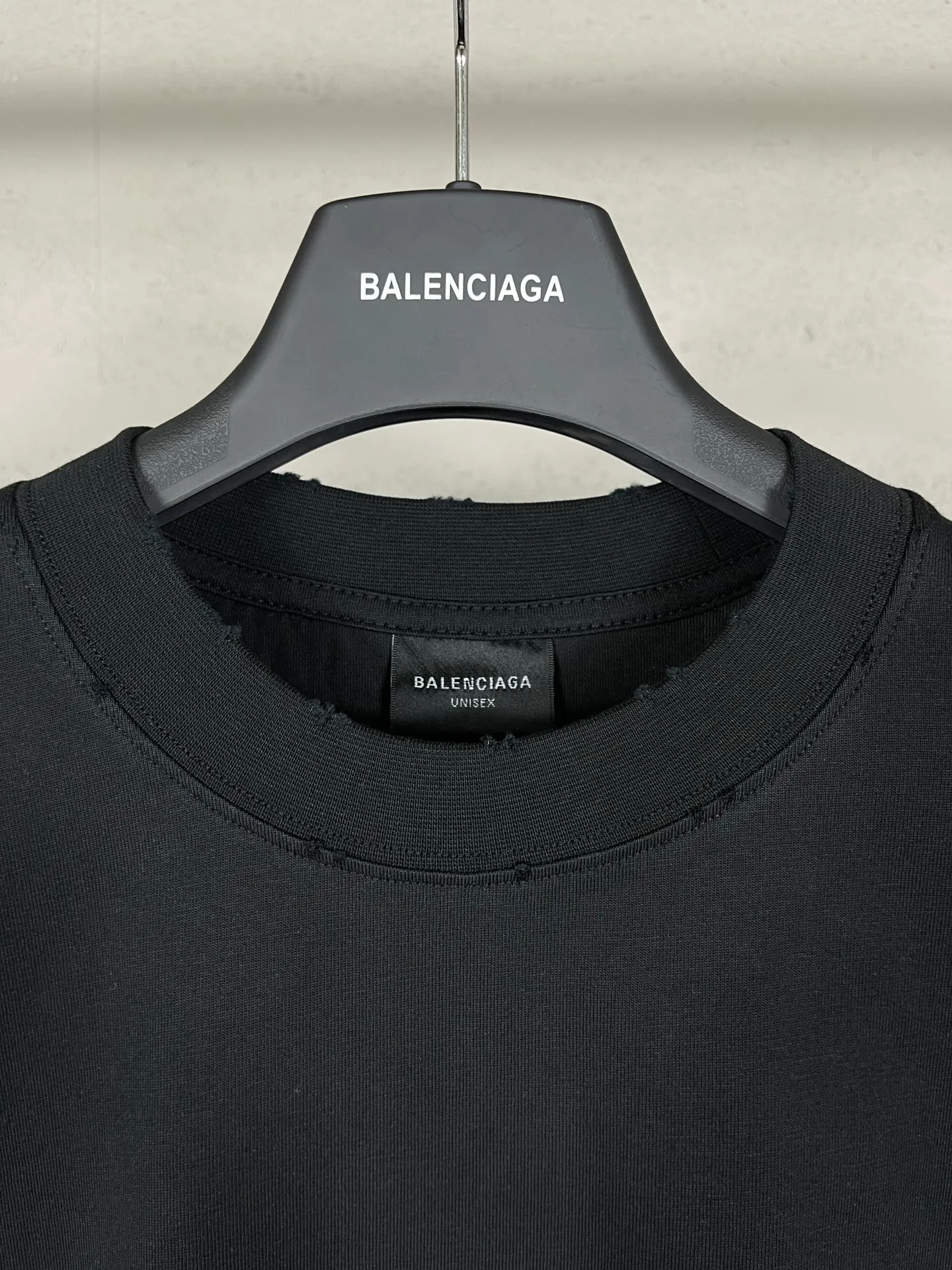 🅿️210 real photos [Top version. Official website quality] BALENCI*GA/Paris BALENCI*GA# New model, double-ring LOGO classic embroidery, water-worn and damaged old long-sleeved T-shirt. Brick cabinet synchronization. Welcome to compare. The fabric is made of Paris ZP custom-woven and dyed 100% cotton double-yarn compact cotton. The weight is 260 grams. The cloth surface is clean. The cloth pattern is clear. It is soft and comfortable. It has good color fastness and is not easy to change color. The threads are woven and dyed with no color difference. The embroidery is done using Tajima embroidery machine, the letters are three-dimensional, the garments are washed, worn and worn, and the goods are made according to the pictures in the Jubie market. Comparisons welcome. Restore brick cabinet. The version adopts OS loose shoulder style. Same style for men and women. Code: BL225057 Color: Black Size: XS S M L