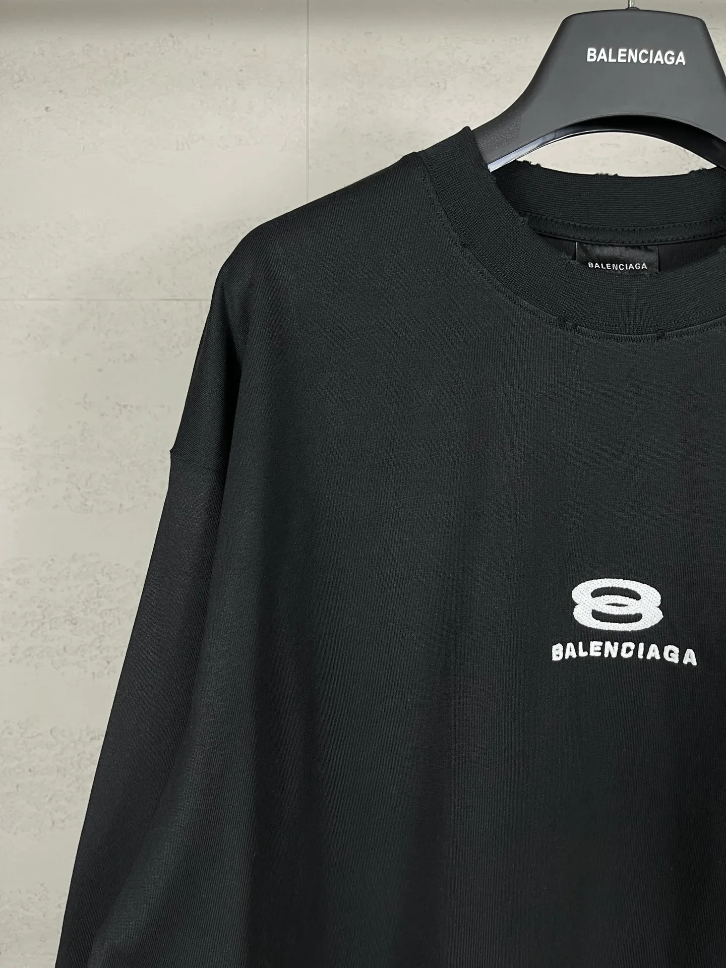 🅿️210 real photos [Top version. Official website quality] BALENCI*GA/Paris BALENCI*GA# New model, double-ring LOGO classic embroidery, water-worn and damaged old long-sleeved T-shirt. Brick cabinet synchronization. Welcome to compare. The fabric is made of Paris ZP custom-woven and dyed 100% cotton double-yarn compact cotton. The weight is 260 grams. The cloth surface is clean. The cloth pattern is clear. It is soft and comfortable. It has good color fastness and is not easy to change color. The threads are woven and dyed with no color difference. The embroidery is done using Tajima embroidery machine, the letters are three-dimensional, the garments are washed, worn and worn, and the goods are made according to the pictures in the Jubie market. Comparisons welcome. Restore brick cabinet. The version adopts OS loose shoulder style. Same style for men and women. Code: BL225057 Color: Black Size: XS S M L
