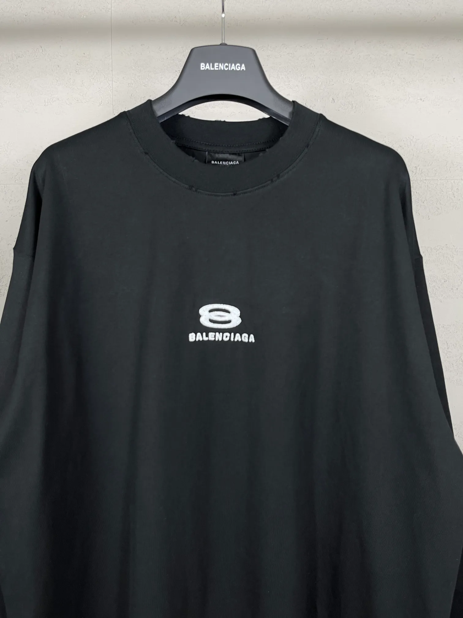 🅿️210 real photos [Top version. Official website quality] BALENCI*GA/Paris BALENCI*GA# New model, double-ring LOGO classic embroidery, water-worn and damaged old long-sleeved T-shirt. Brick cabinet synchronization. Welcome to compare. The fabric is made of Paris ZP custom-woven and dyed 100% cotton double-yarn compact cotton. The weight is 260 grams. The cloth surface is clean. The cloth pattern is clear. It is soft and comfortable. It has good color fastness and is not easy to change color. The threads are woven and dyed with no color difference. The embroidery is done using Tajima embroidery machine, the letters are three-dimensional, the garments are washed, worn and worn, and the goods are made according to the pictures in the Jubie market. Comparisons welcome. Restore brick cabinet. The version adopts OS loose shoulder style. Same style for men and women. Code: BL225057 Color: Black Size: XS S M L
