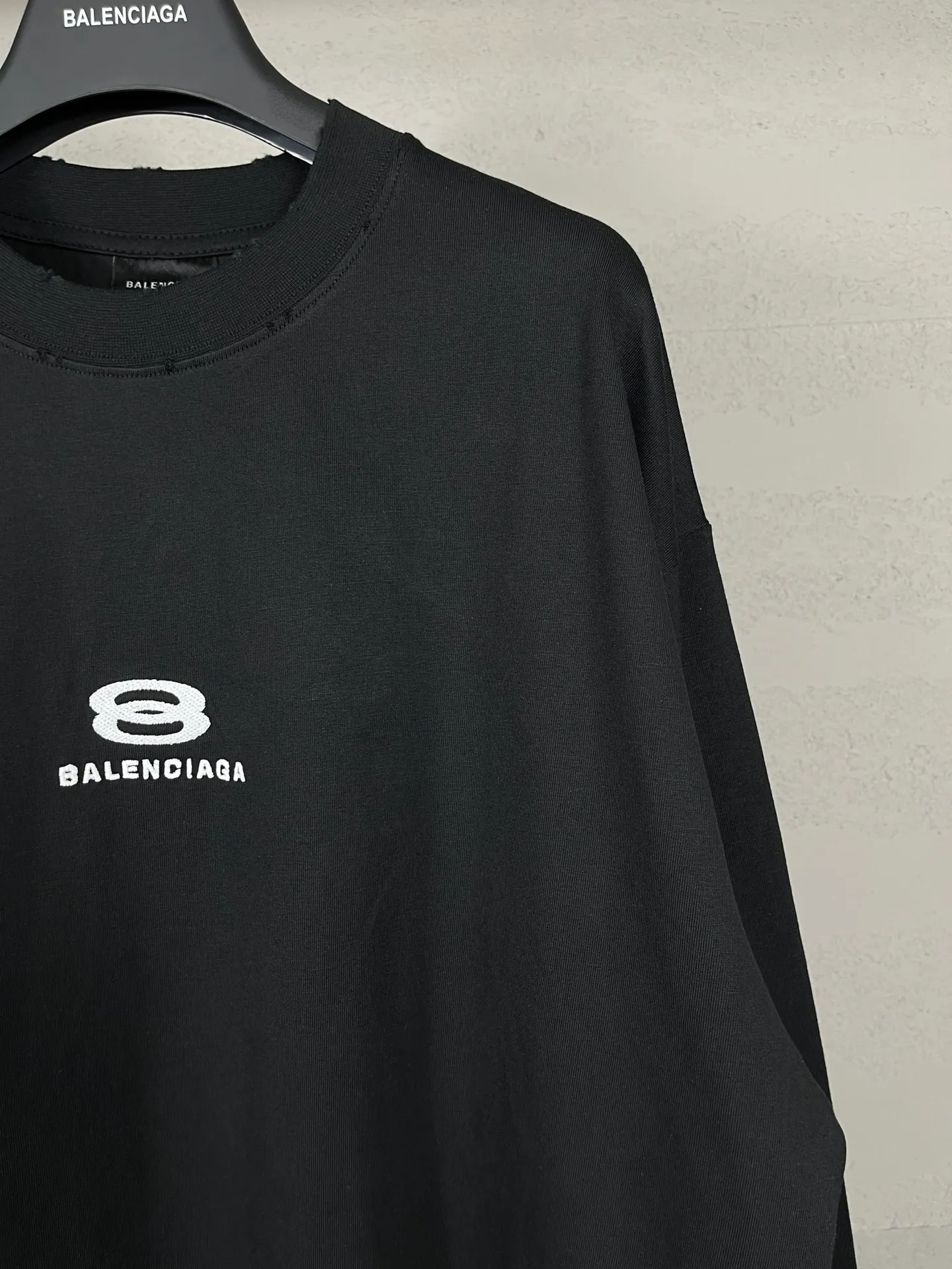 🅿️210 real photos [Top version. Official website quality] BALENCI*GA/Paris BALENCI*GA# New model, double-ring LOGO classic embroidery, water-worn and damaged old long-sleeved T-shirt. Brick cabinet synchronization. Welcome to compare. The fabric is made of Paris ZP custom-woven and dyed 100% cotton double-yarn compact cotton. The weight is 260 grams. The cloth surface is clean. The cloth pattern is clear. It is soft and comfortable. It has good color fastness and is not easy to change color. The threads are woven and dyed with no color difference. The embroidery is done using Tajima embroidery machine, the letters are three-dimensional, the garments are washed, worn and worn, and the goods are made according to the pictures in the Jubie market. Comparisons welcome. Restore brick cabinet. The version adopts OS loose shoulder style. Same style for men and women. Code: BL225057 Color: Black Size: XS S M L