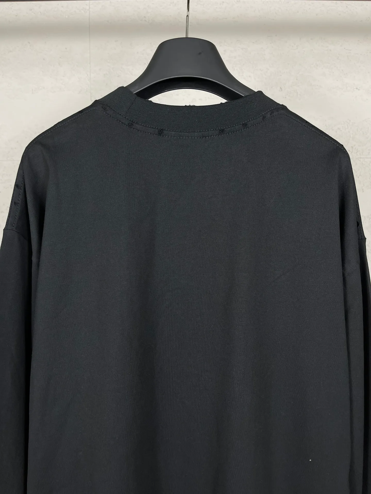 🅿️210 real photos [Top version. Official website quality] BALENCI*GA/Paris BALENCI*GA# New model, double-ring LOGO classic embroidery, water-worn and damaged old long-sleeved T-shirt. Brick cabinet synchronization. Welcome to compare. The fabric is made of Paris ZP custom-woven and dyed 100% cotton double-yarn compact cotton. The weight is 260 grams. The cloth surface is clean. The cloth pattern is clear. It is soft and comfortable. It has good color fastness and is not easy to change color. The threads are woven and dyed with no color difference. The embroidery is done using Tajima embroidery machine, the letters are three-dimensional, the garments are washed, worn and worn, and the goods are made according to the pictures in the Jubie market. Comparisons welcome. Restore brick cabinet. The version adopts OS loose shoulder style. Same style for men and women. Code: BL225057 Color: Black Size: XS S M L