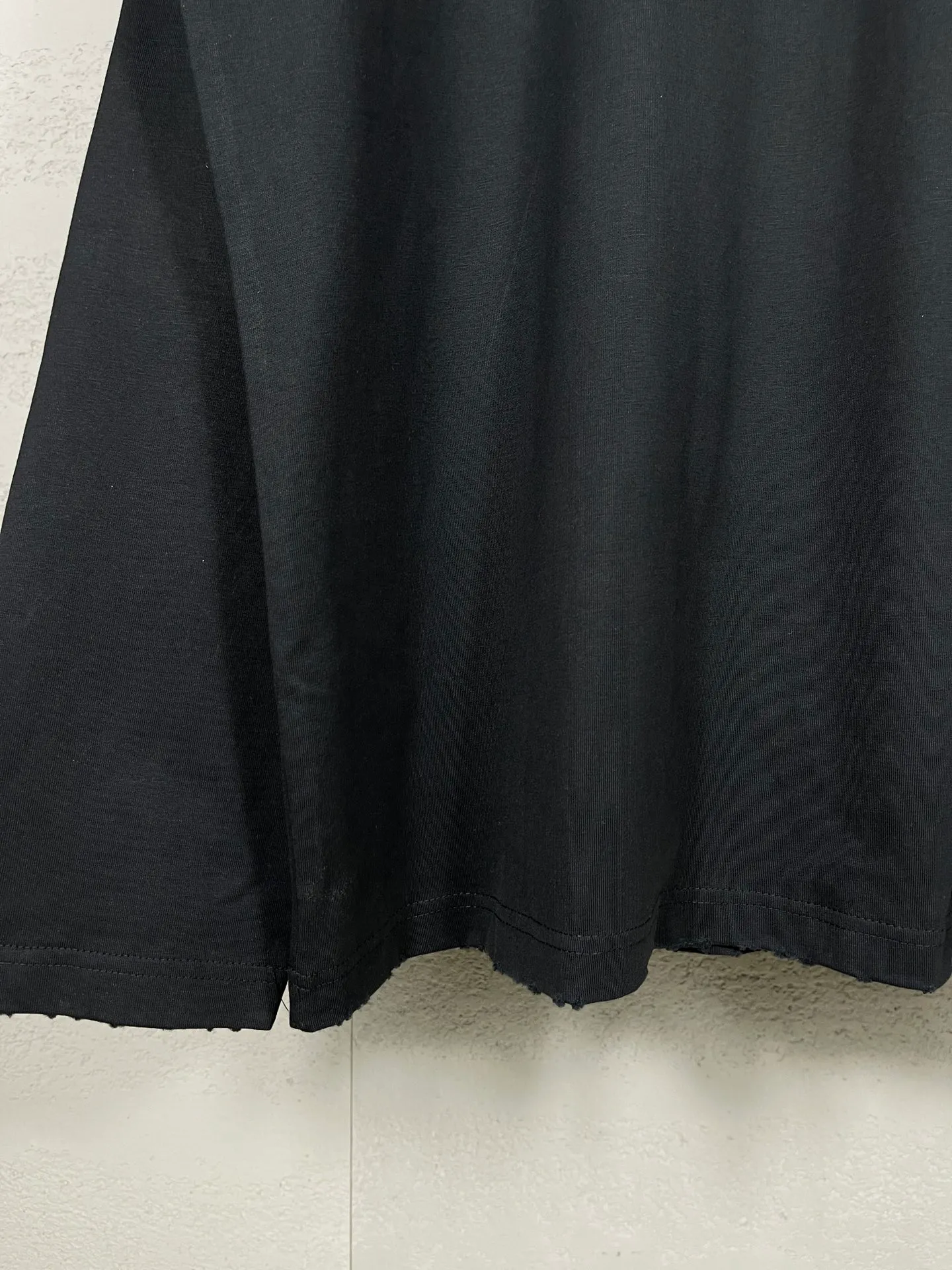 🅿️210 real photos [Top version. Official website quality] BALENCI*GA/Paris BALENCI*GA# New model, double-ring LOGO classic embroidery, water-worn and damaged old long-sleeved T-shirt. Brick cabinet synchronization. Welcome to compare. The fabric is made of Paris ZP custom-woven and dyed 100% cotton double-yarn compact cotton. The weight is 260 grams. The cloth surface is clean. The cloth pattern is clear. It is soft and comfortable. It has good color fastness and is not easy to change color. The threads are woven and dyed with no color difference. The embroidery is done using Tajima embroidery machine, the letters are three-dimensional, the garments are washed, worn and worn, and the goods are made according to the pictures in the Jubie market. Comparisons welcome. Restore brick cabinet. The version adopts OS loose shoulder style. Same style for men and women. Code: BL225057 Color: Black Size: XS S M L