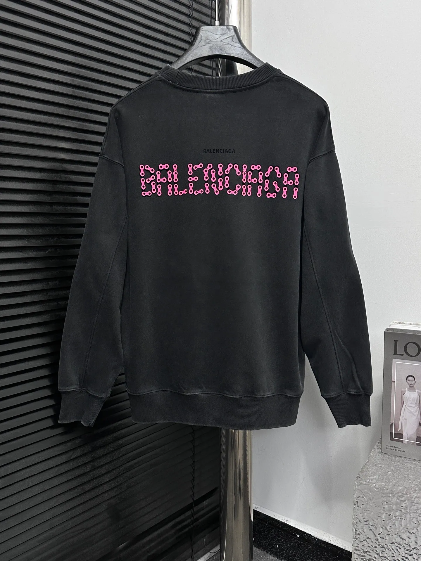 🅿️310 [BALENCIaGA] Paris washed round neck sweatshirt. The fabric is made of 400g Paris-specific double yarns* high weight double yarn ribs, washed and distressed. It has a better hand feel and texture. It is not easy to deform, not easy to shrink, not easy to fade, and maintains long-term beauty. The same style for men and women! ! Size: S-XL