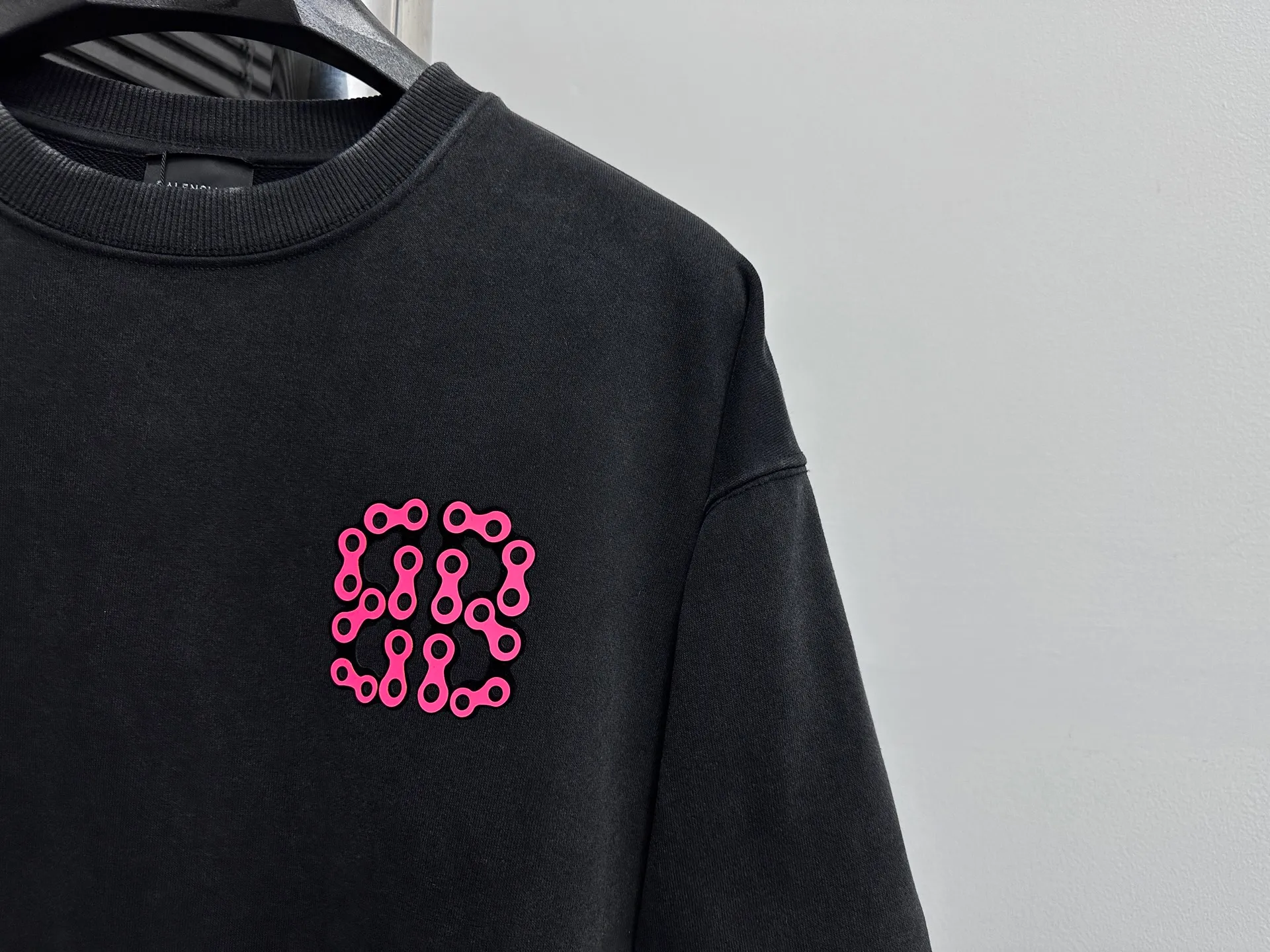 🅿️310 [BALENCIaGA] Paris washed round neck sweatshirt. The fabric is made of 400g Paris-specific double yarns* high weight double yarn ribs, washed and distressed. It has a better hand feel and texture. It is not easy to deform, not easy to shrink, not easy to fade, and maintains long-term beauty. The same style for men and women! ! Size: S-XL