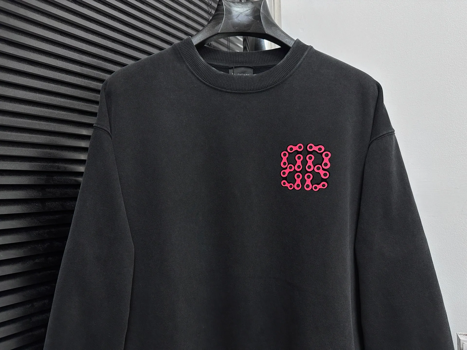 🅿️310 [BALENCIaGA] Paris washed round neck sweatshirt. The fabric is made of 400g Paris-specific double yarns* high weight double yarn ribs, washed and distressed. It has a better hand feel and texture. It is not easy to deform, not easy to shrink, not easy to fade, and maintains long-term beauty. The same style for men and women! ! Size: S-XL