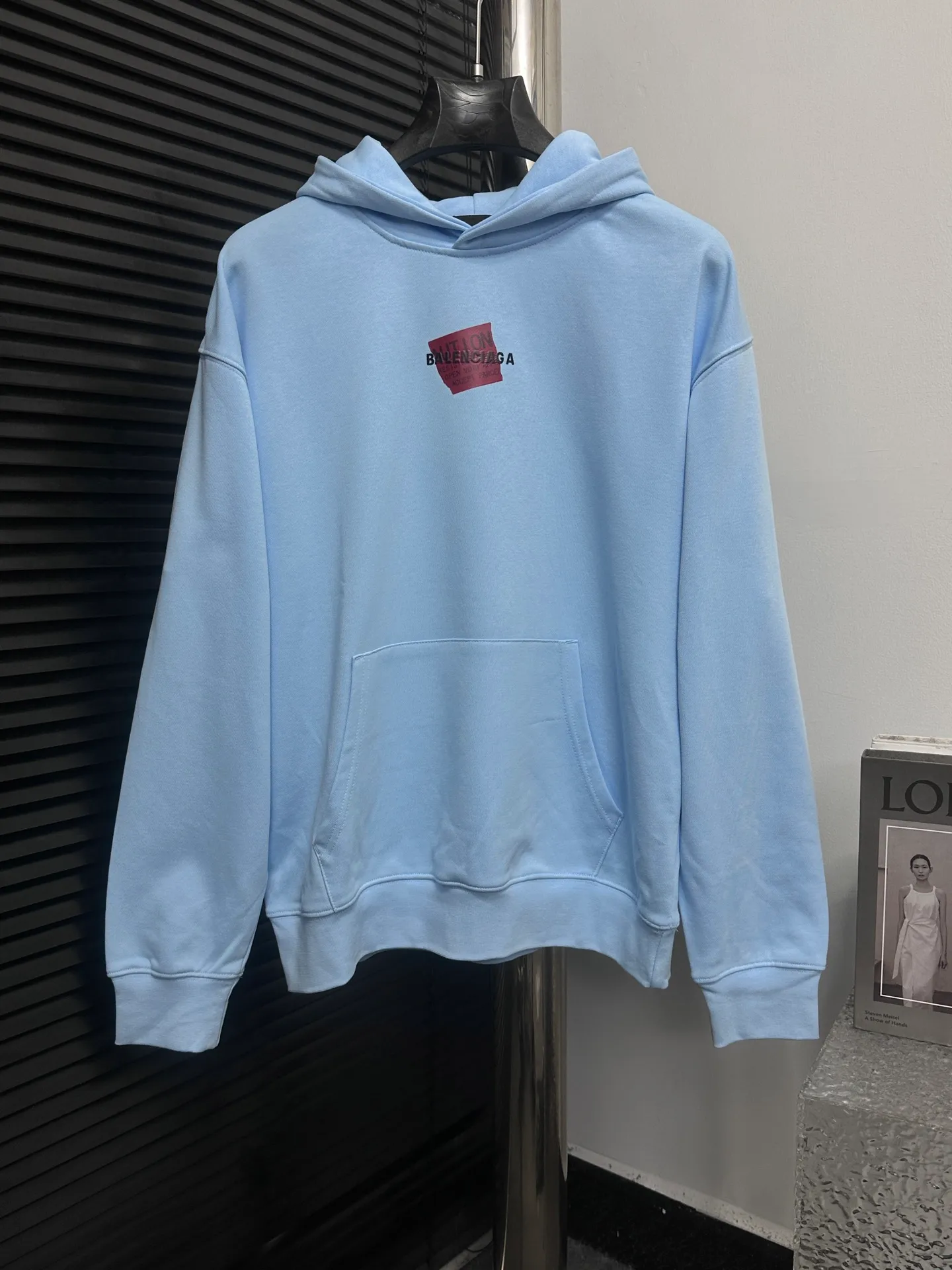 🅿️330 【BALENCIaGA】Paris small letter hooded sweatshirt. The fabric surface is clean. The fabric pattern is clear, soft and comfortable. The threads are dyed with no color difference. The tape is stamped with imported transparent glue. The effect is three-dimensional. Restore brick cabinets, adopt OS loose shoulder style. Same style for men and women. Size: S-XL